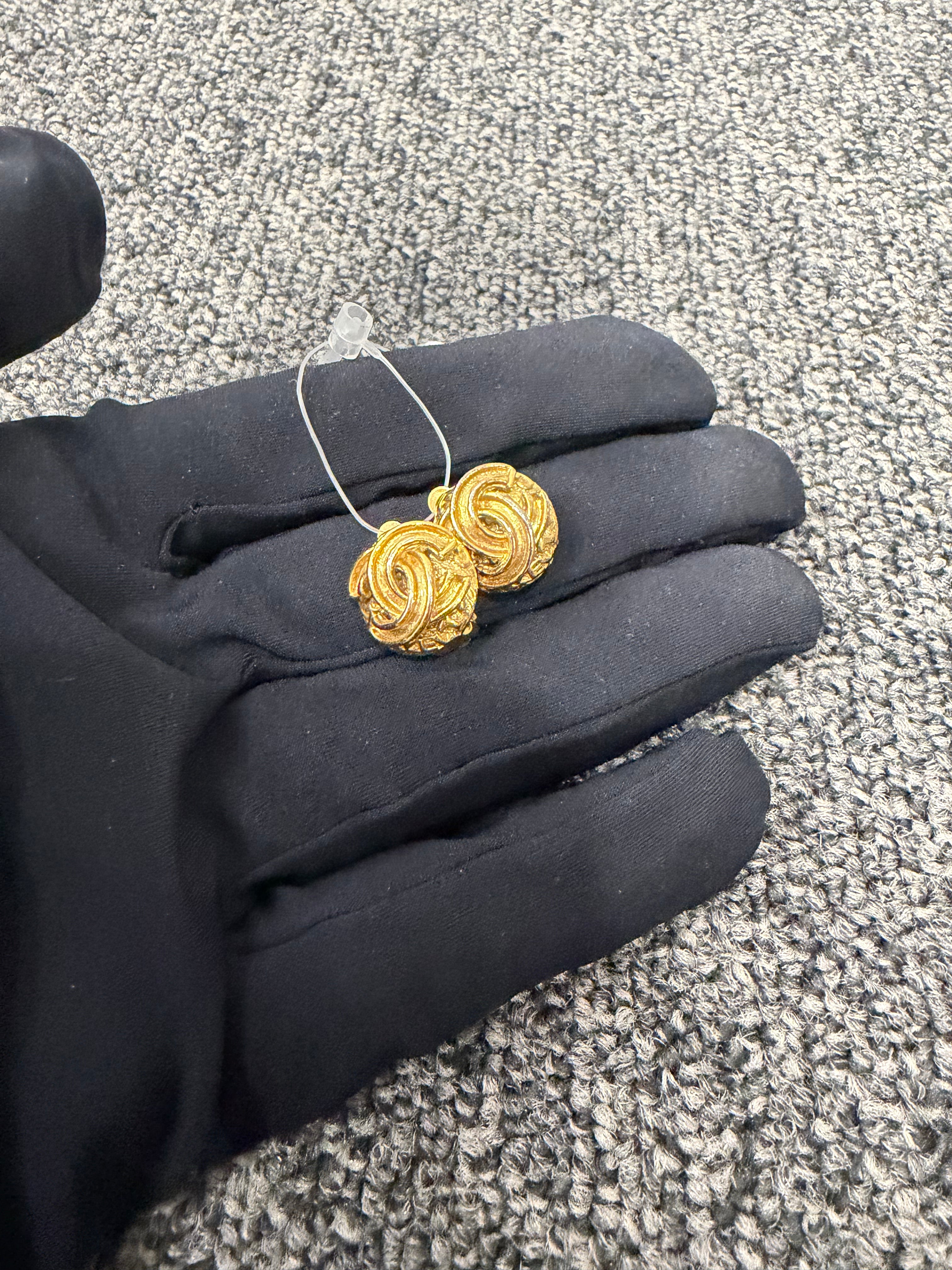 Orecchini Vintage Chanel a Clip in Metallo Dorato