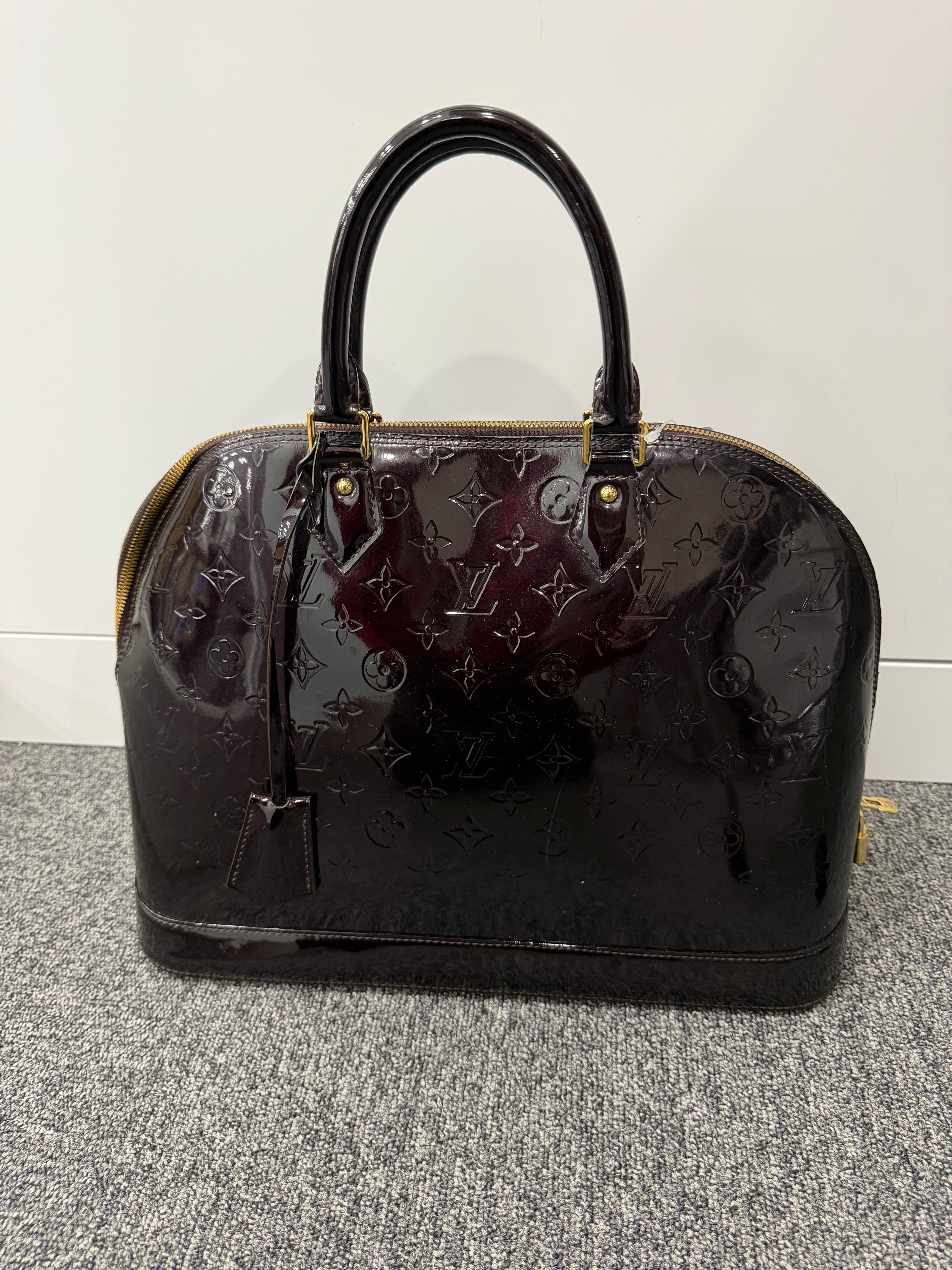Borsa Louis Vuitton Alma in Pelle Verniciata Monogram Vernis Color Amaranto