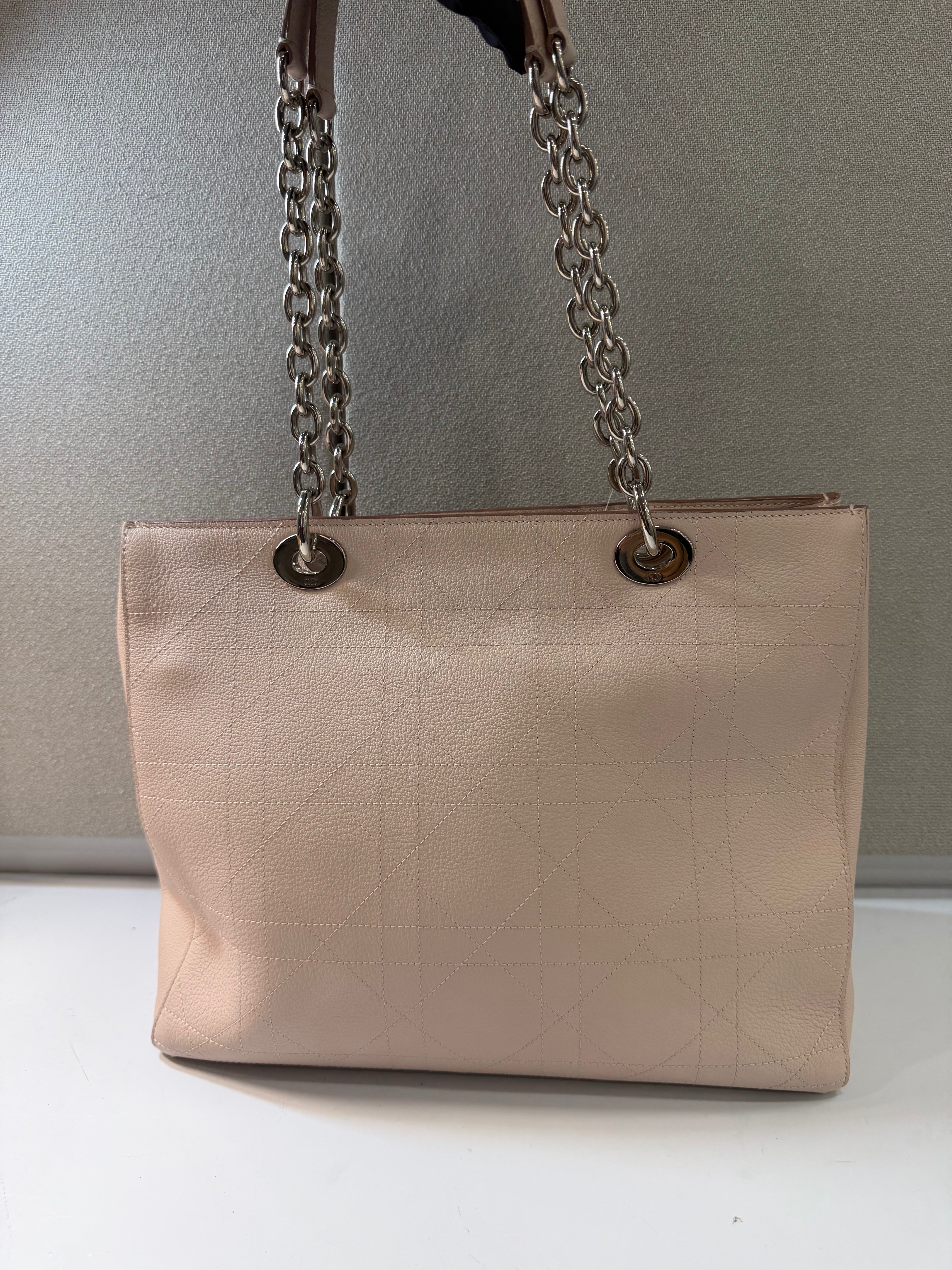 Borsa Tote Ultradior di Christian Dior in Pelle Martellata Rosa Cipria