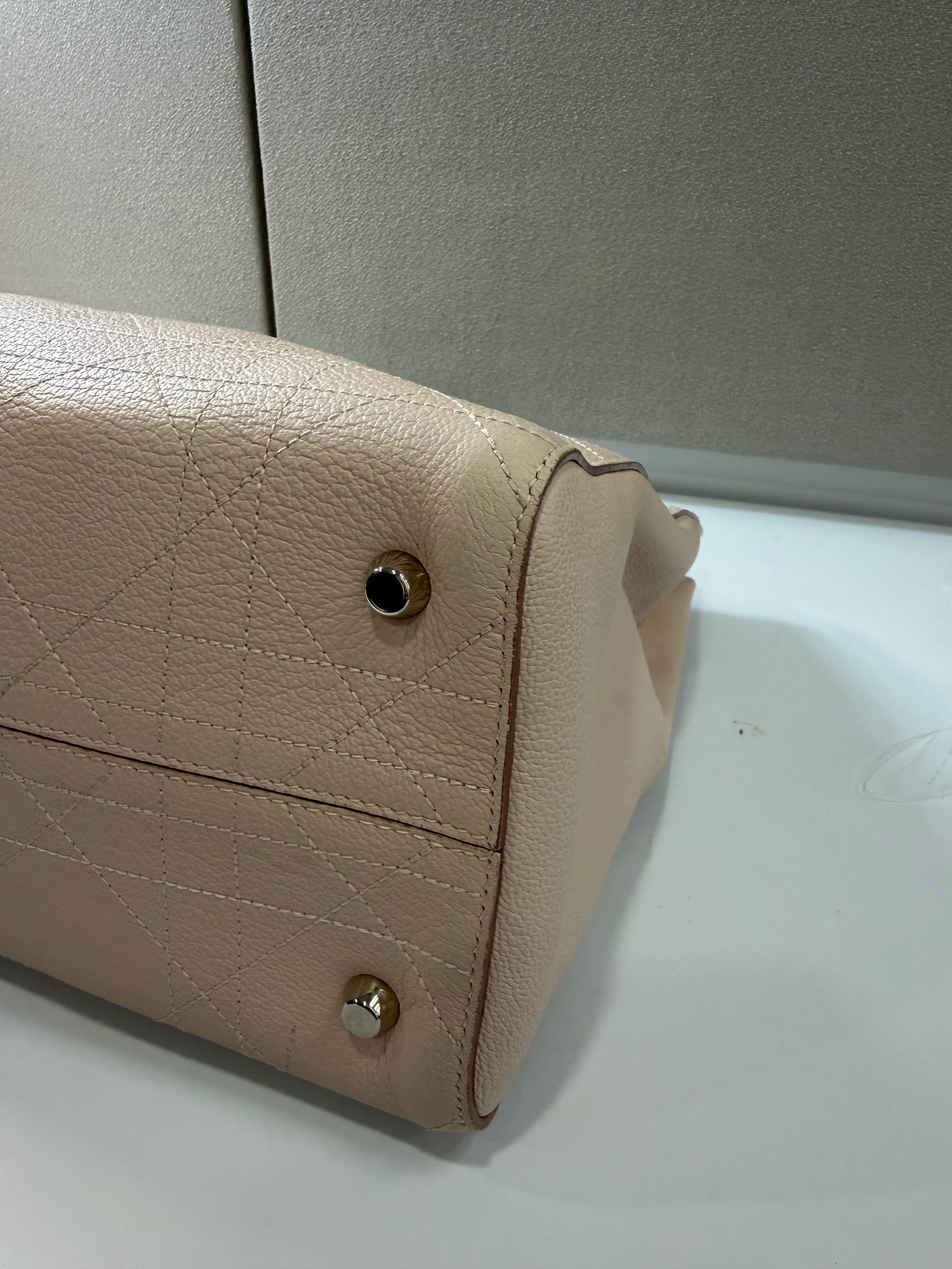 Borsa Tote Ultradior di Christian Dior in Pelle Martellata Rosa Cipria