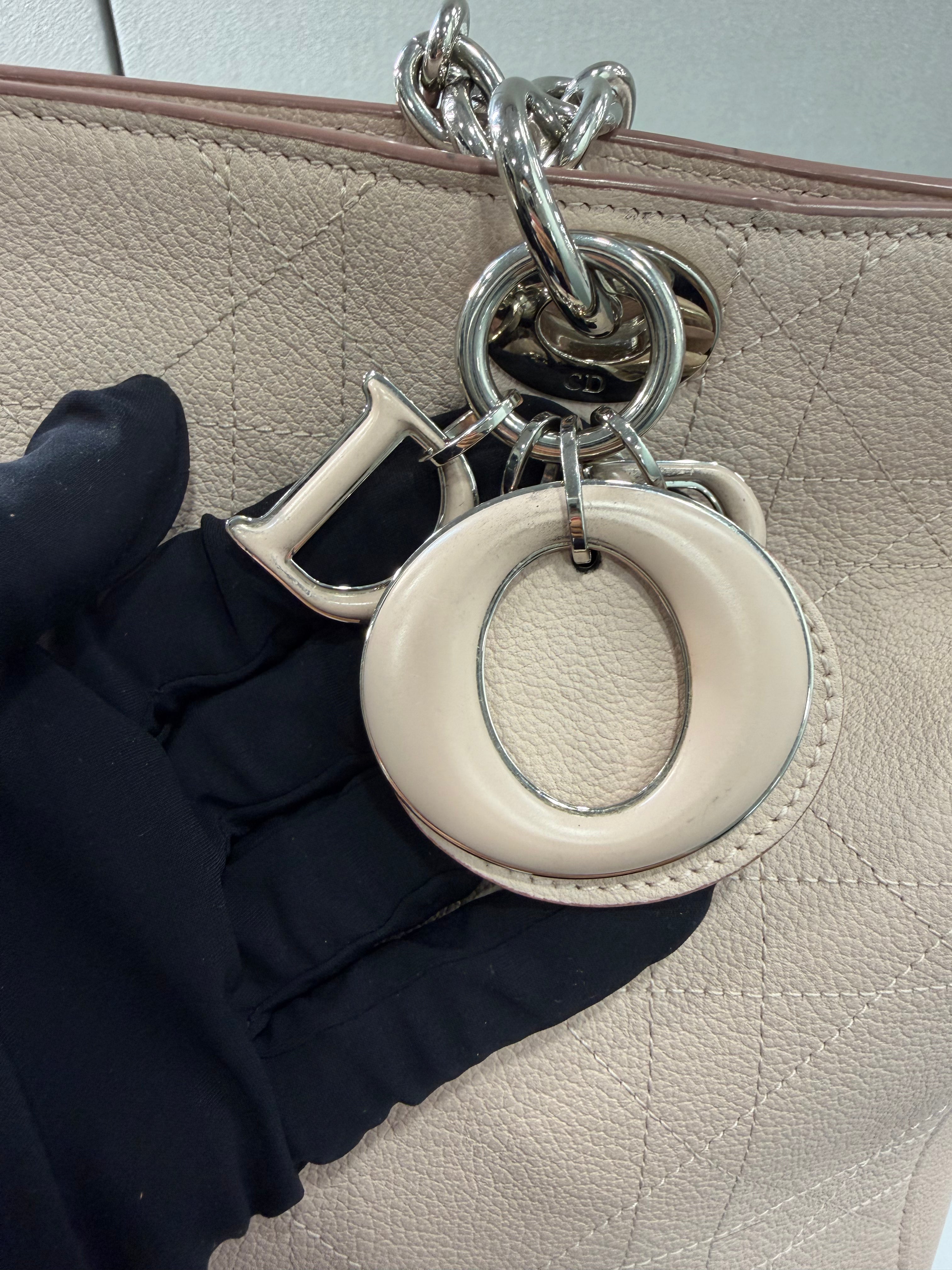 Borsa Tote Ultradior di Christian Dior in Pelle Martellata Rosa Cipria