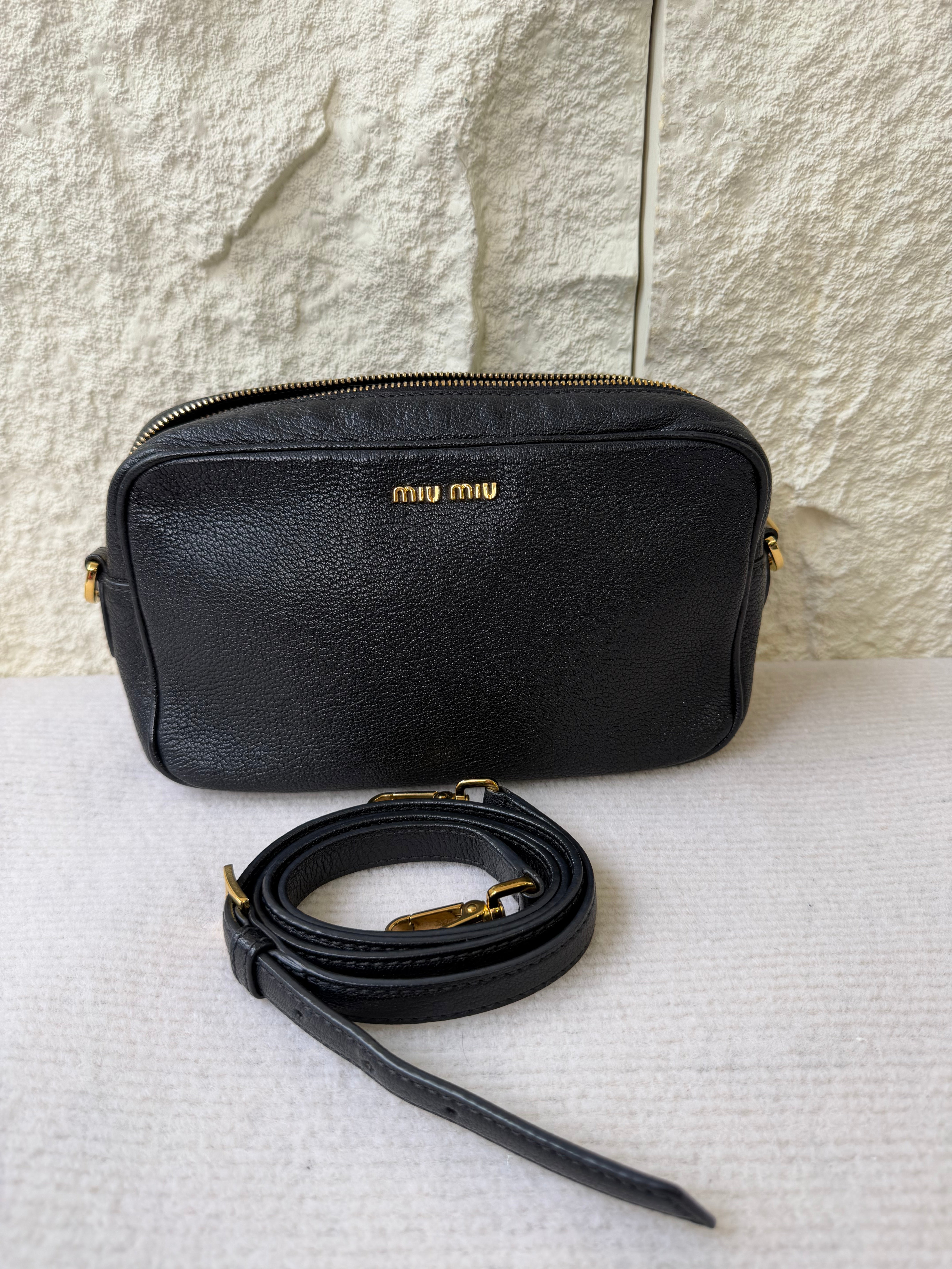Borsa Camera Bag Nera di Miu Miu in Pelle Martellata