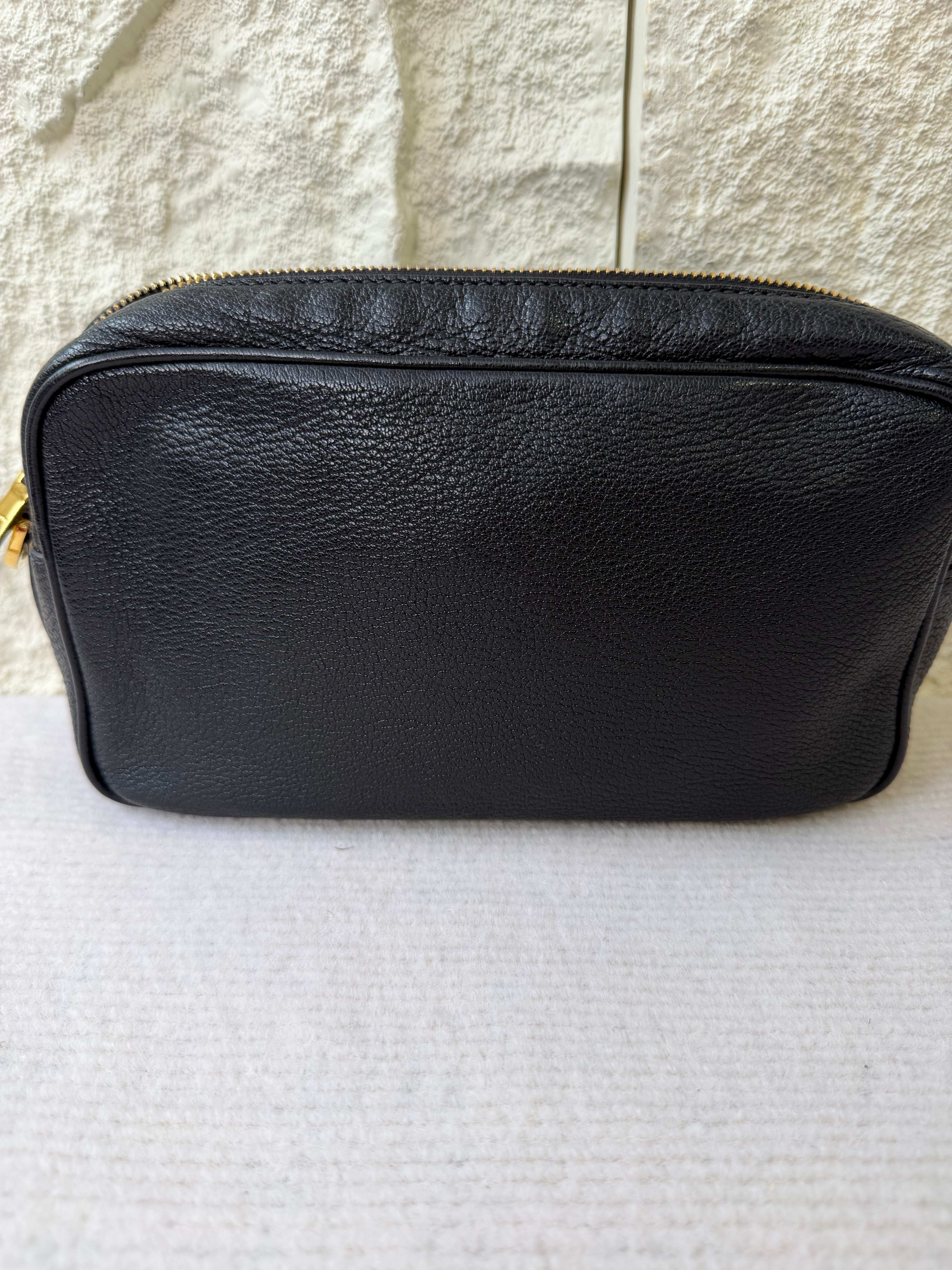 Borsa Camera Bag Nera di Miu Miu in Pelle Martellata