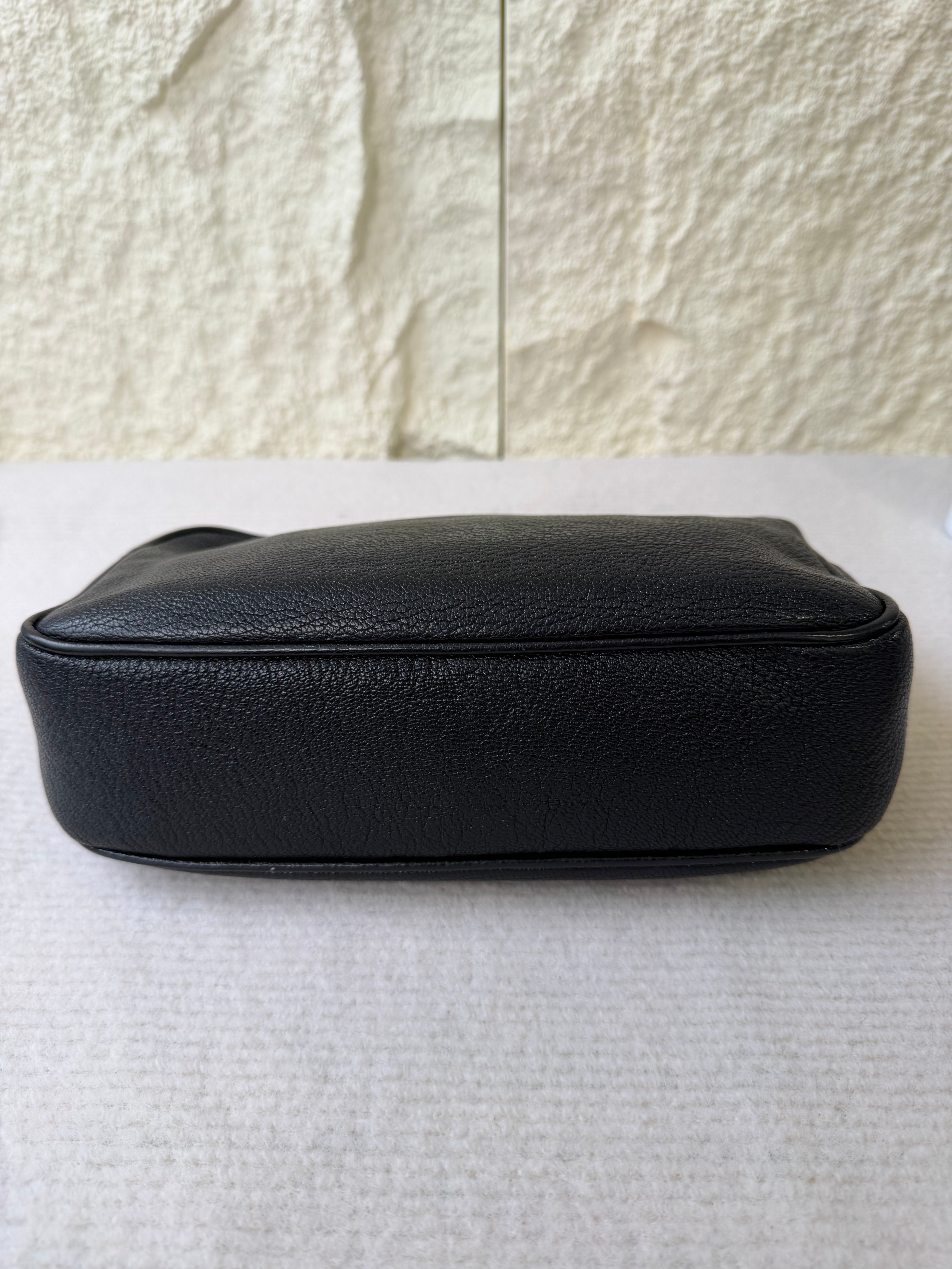 Borsa Camera Bag Nera di Miu Miu in Pelle Martellata