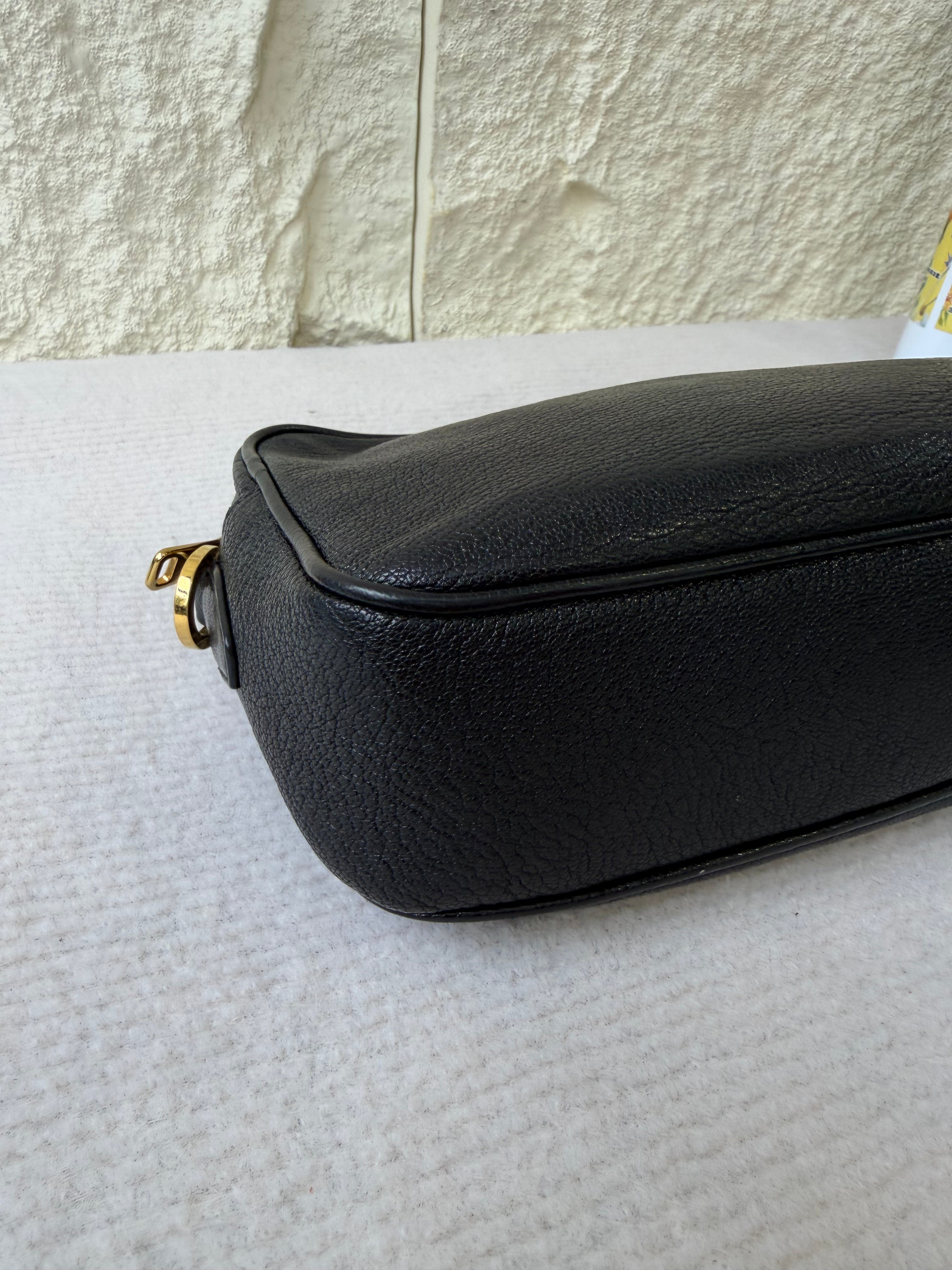 Borsa Camera Bag Nera di Miu Miu in Pelle Martellata