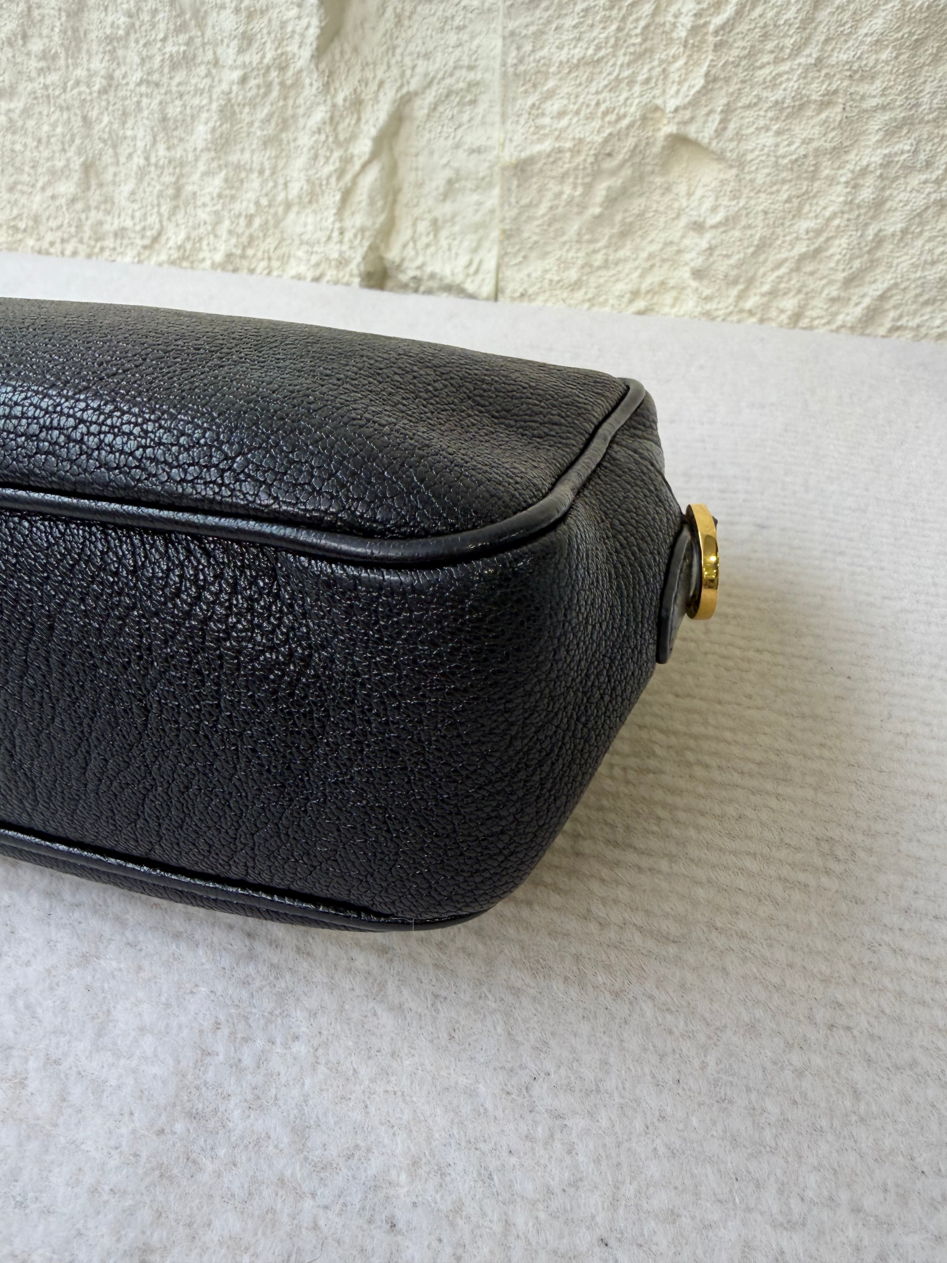Borsa Camera Bag Nera di Miu Miu in Pelle Martellata