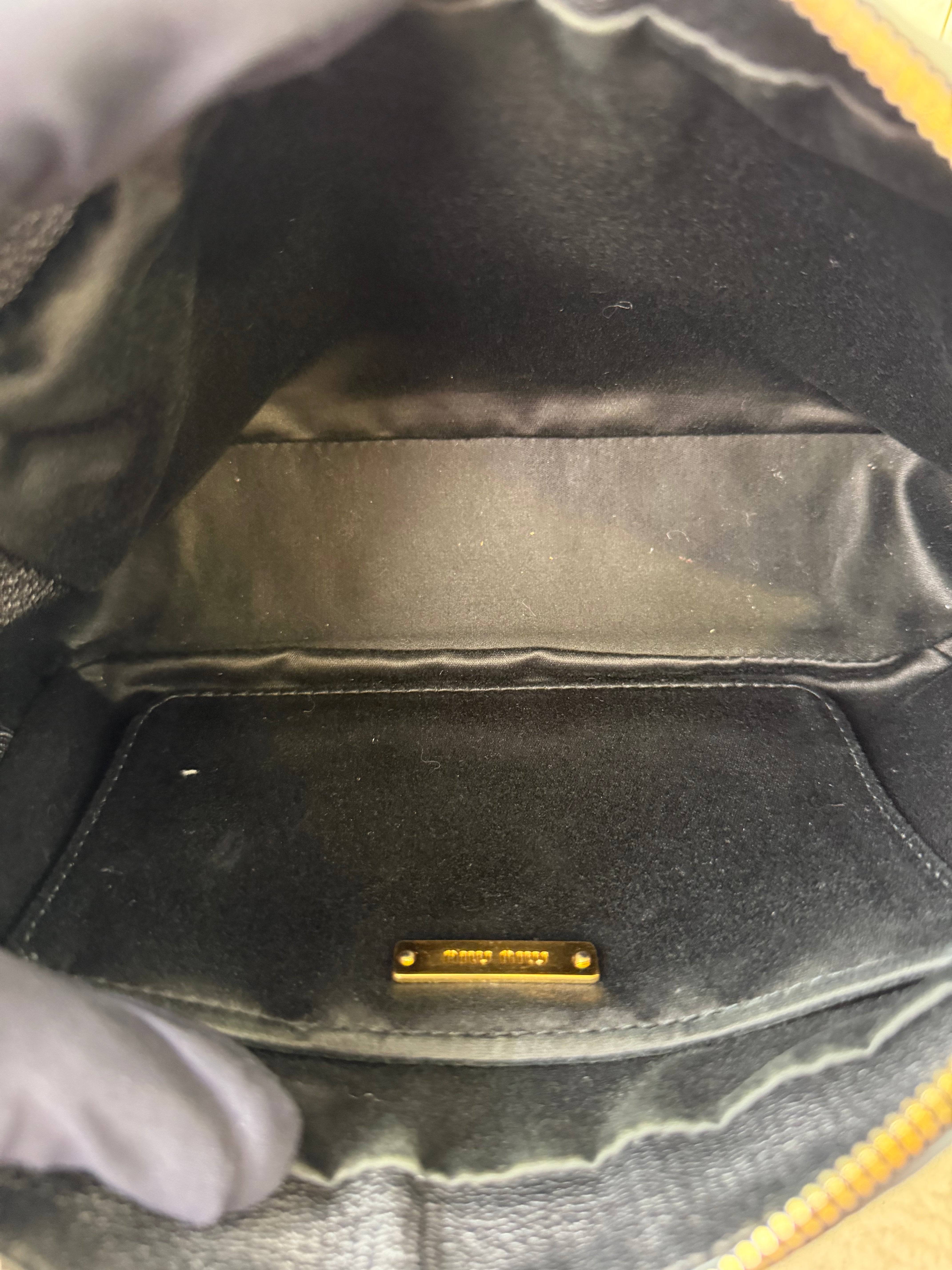 Borsa Camera Bag Nera di Miu Miu in Pelle Martellata