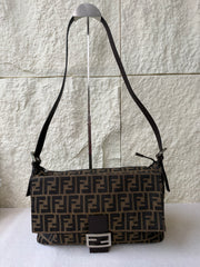 Borsa a Spalla Fendi Mamma Baguette in Tela con Iconico Motivo Zucca