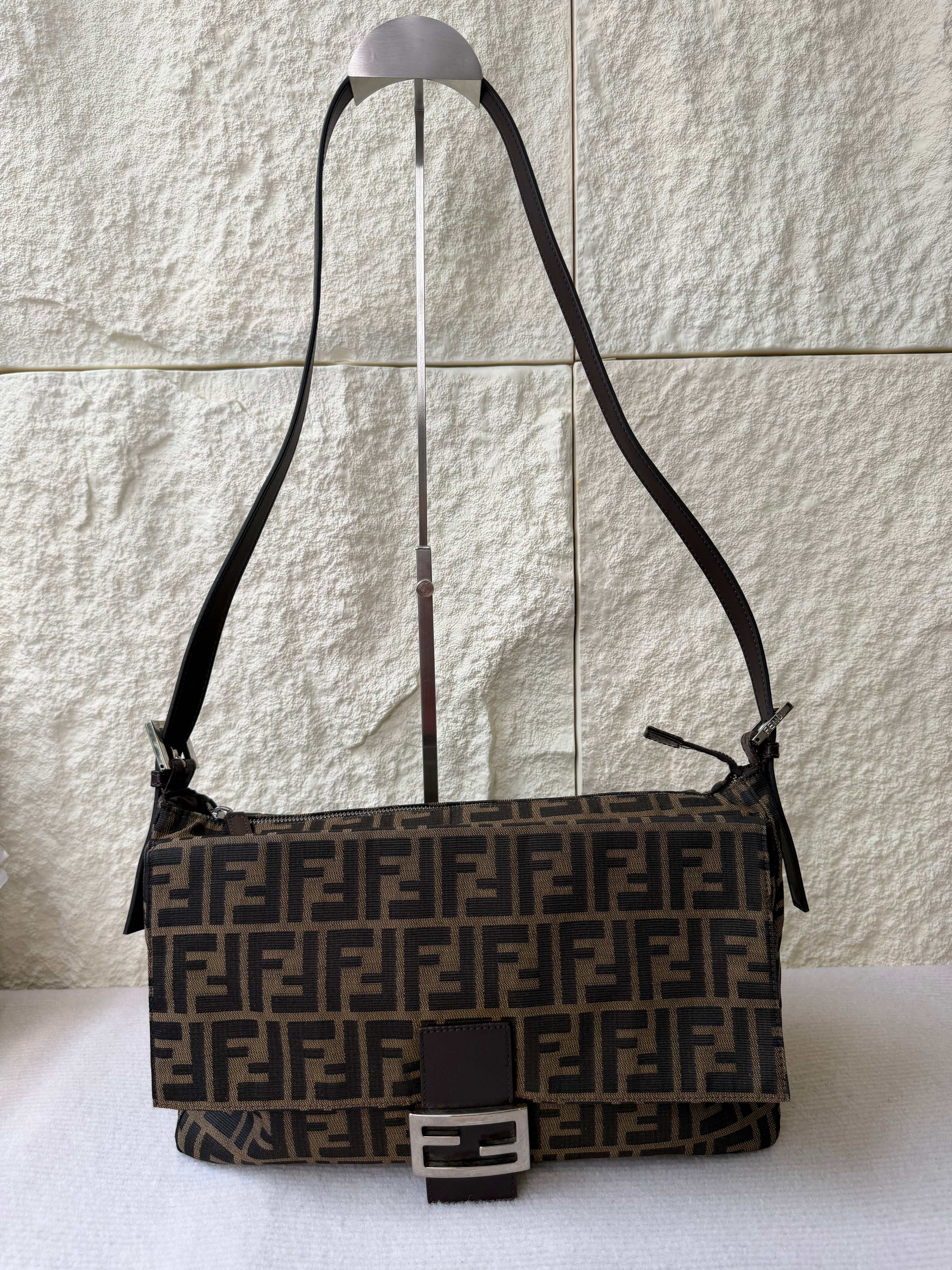 Borsa a Spalla Fendi Mamma Baguette in Tela con Iconico Motivo Zucca