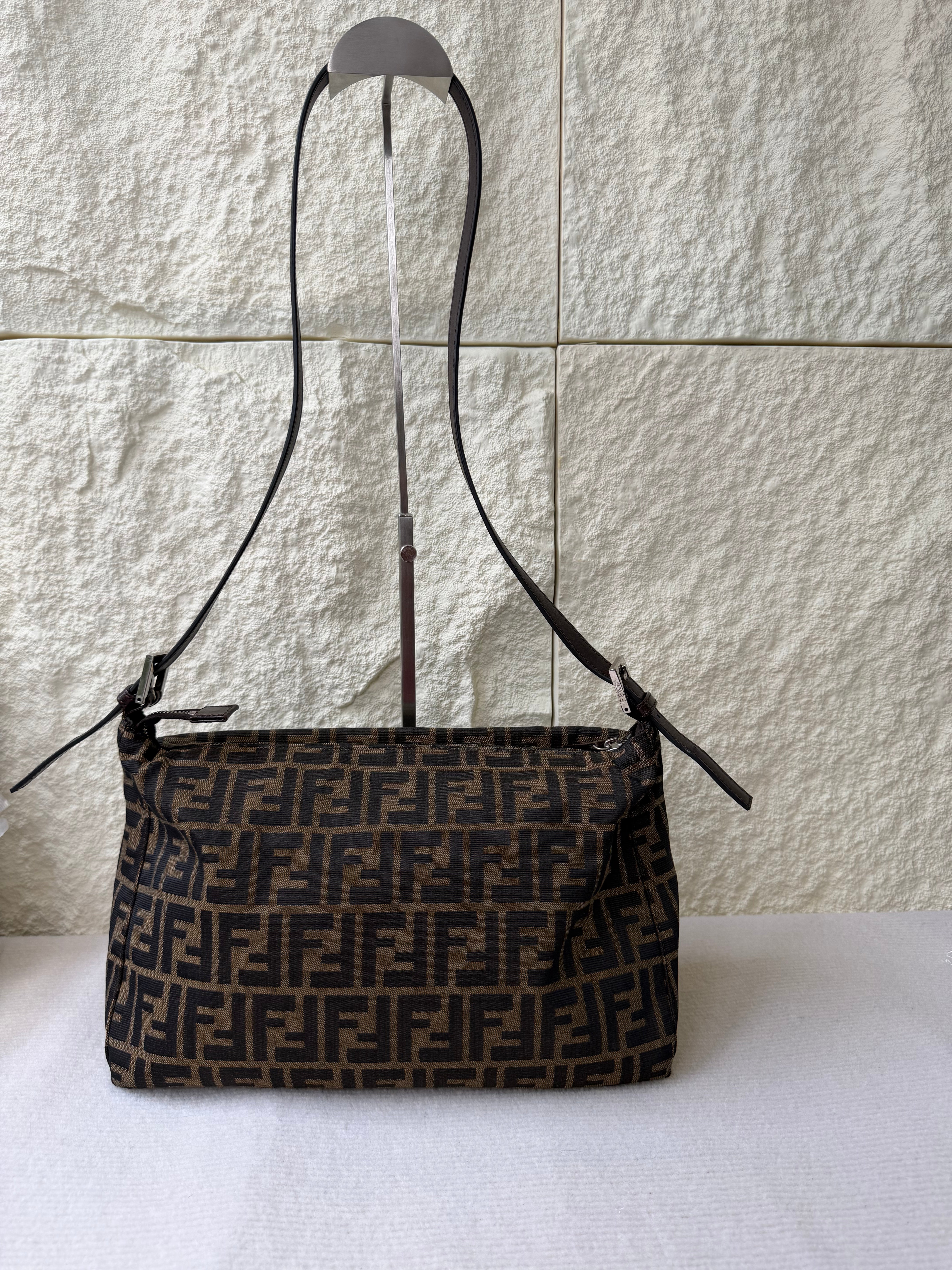 Borsa a Spalla Fendi Mamma Baguette in Tela con Iconico Motivo Zucca
