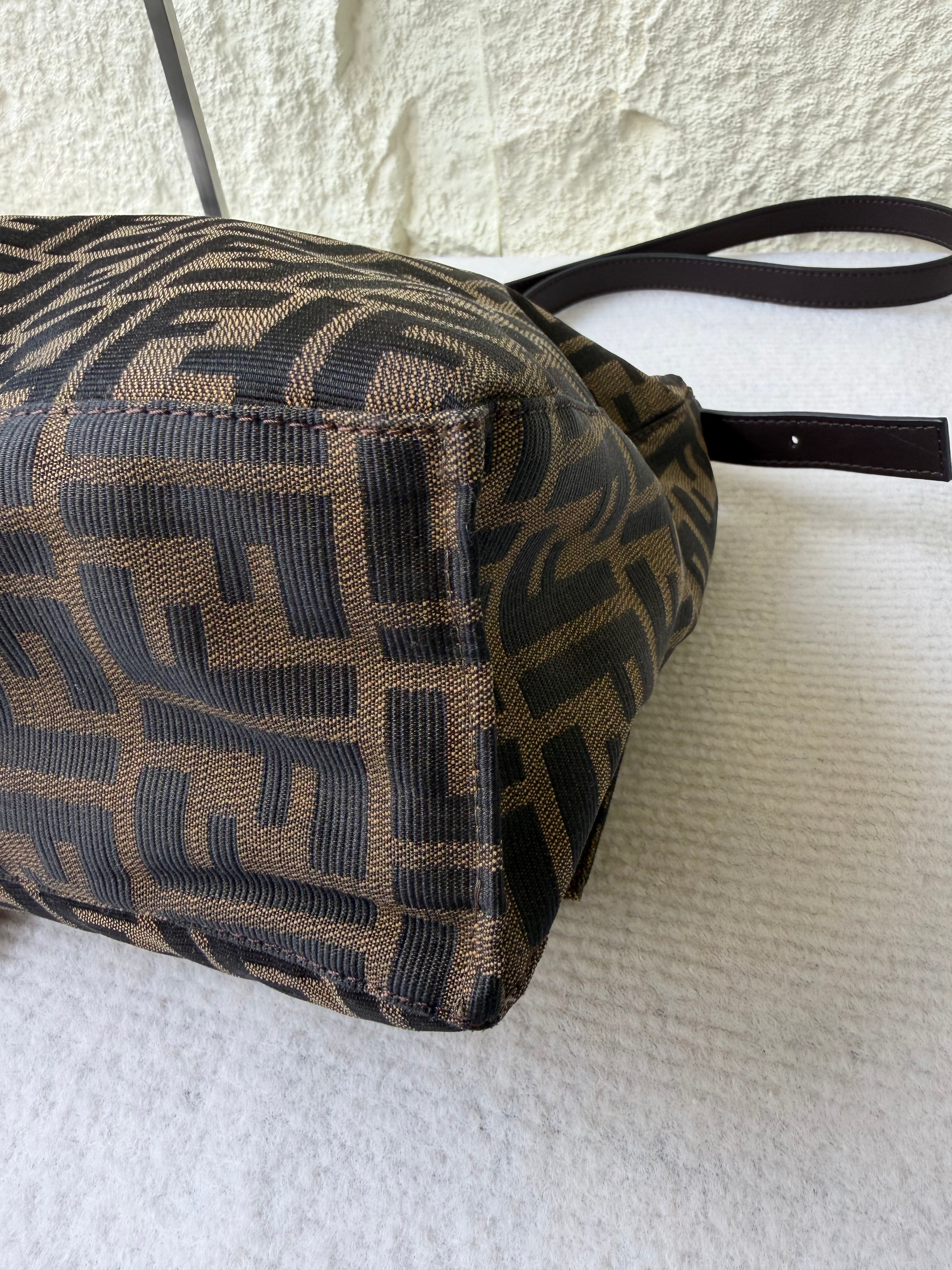Borsa a Spalla Fendi Mamma Baguette in Tela con Iconico Motivo Zucca