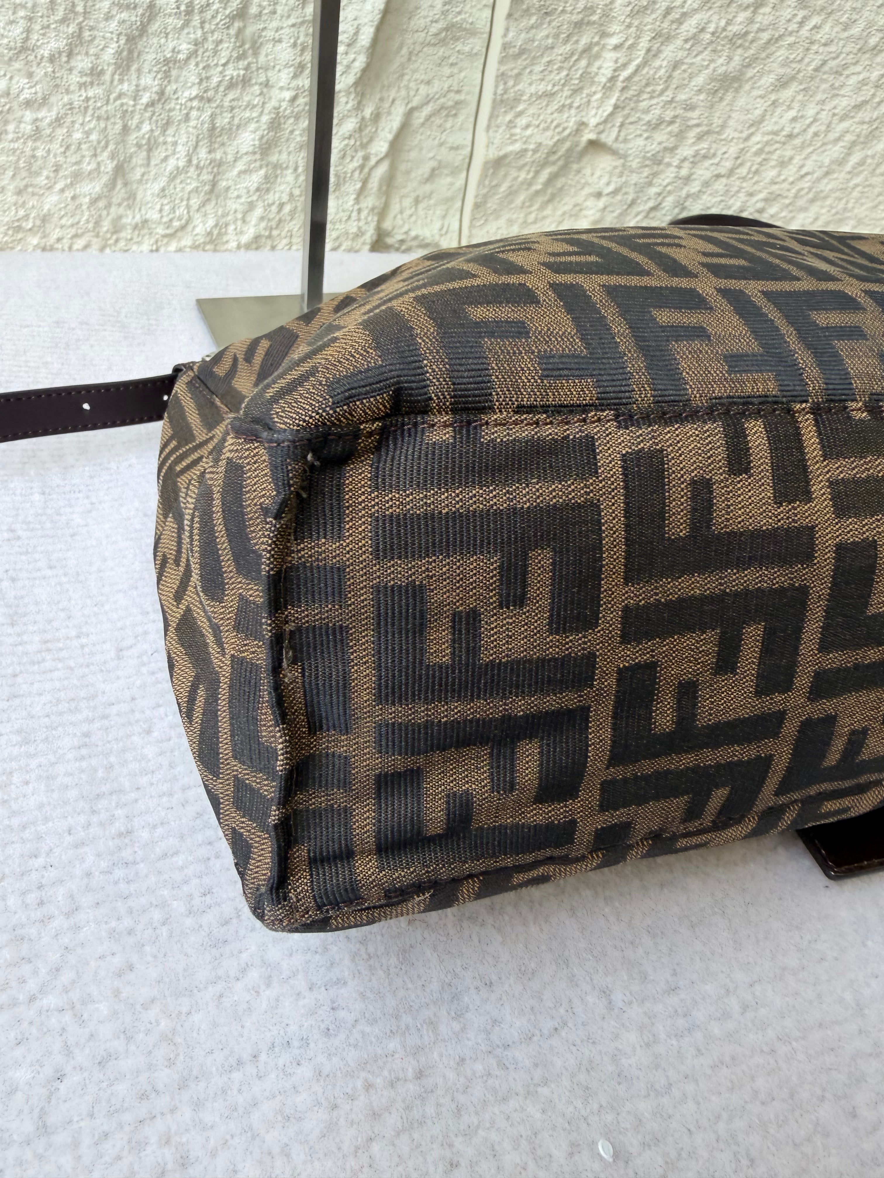 Borsa a Spalla Fendi Mamma Baguette in Tela con Iconico Motivo Zucca
