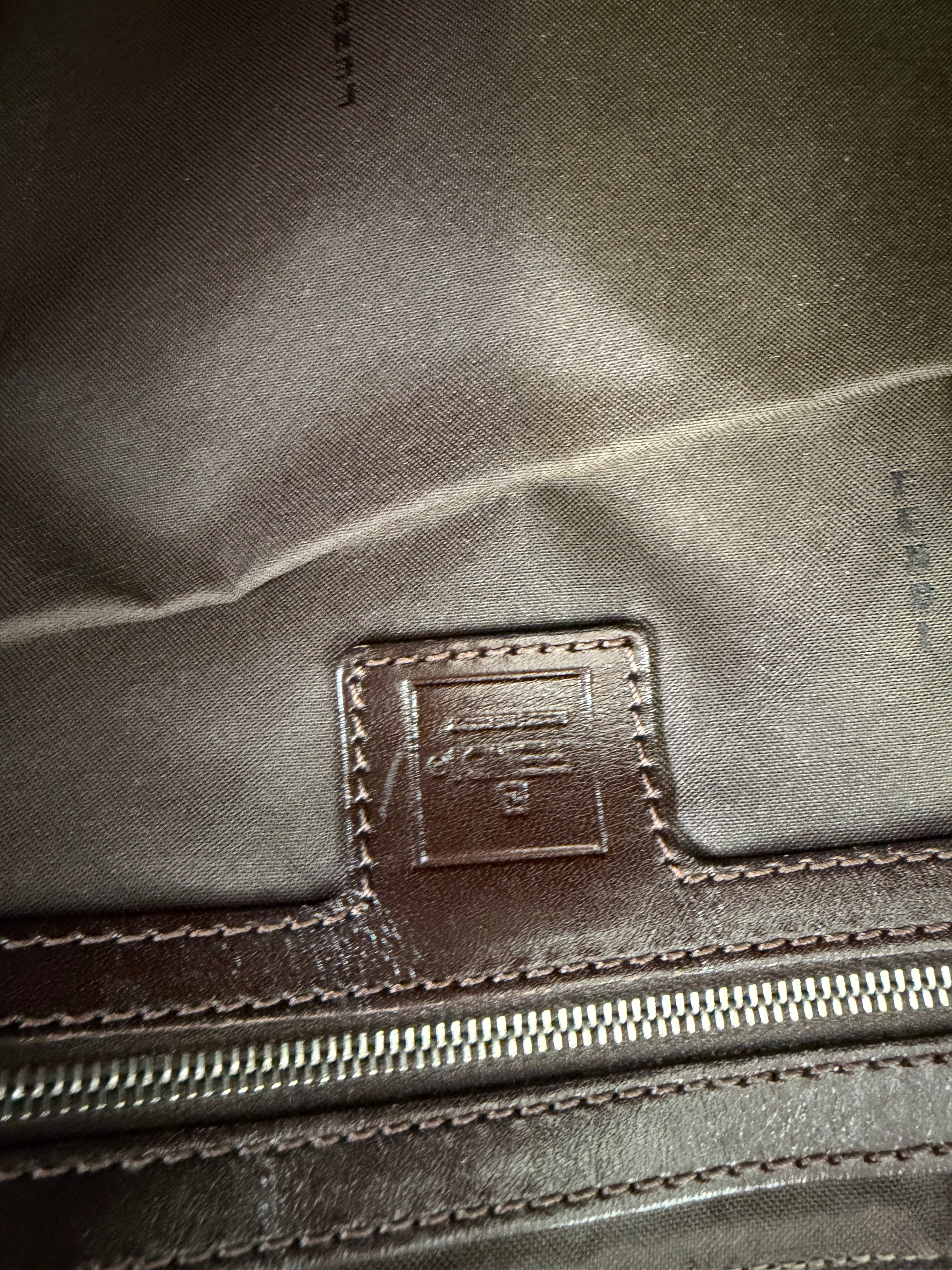 Borsa a Spalla Fendi Mamma Baguette in Tela con Iconico Motivo Zucca