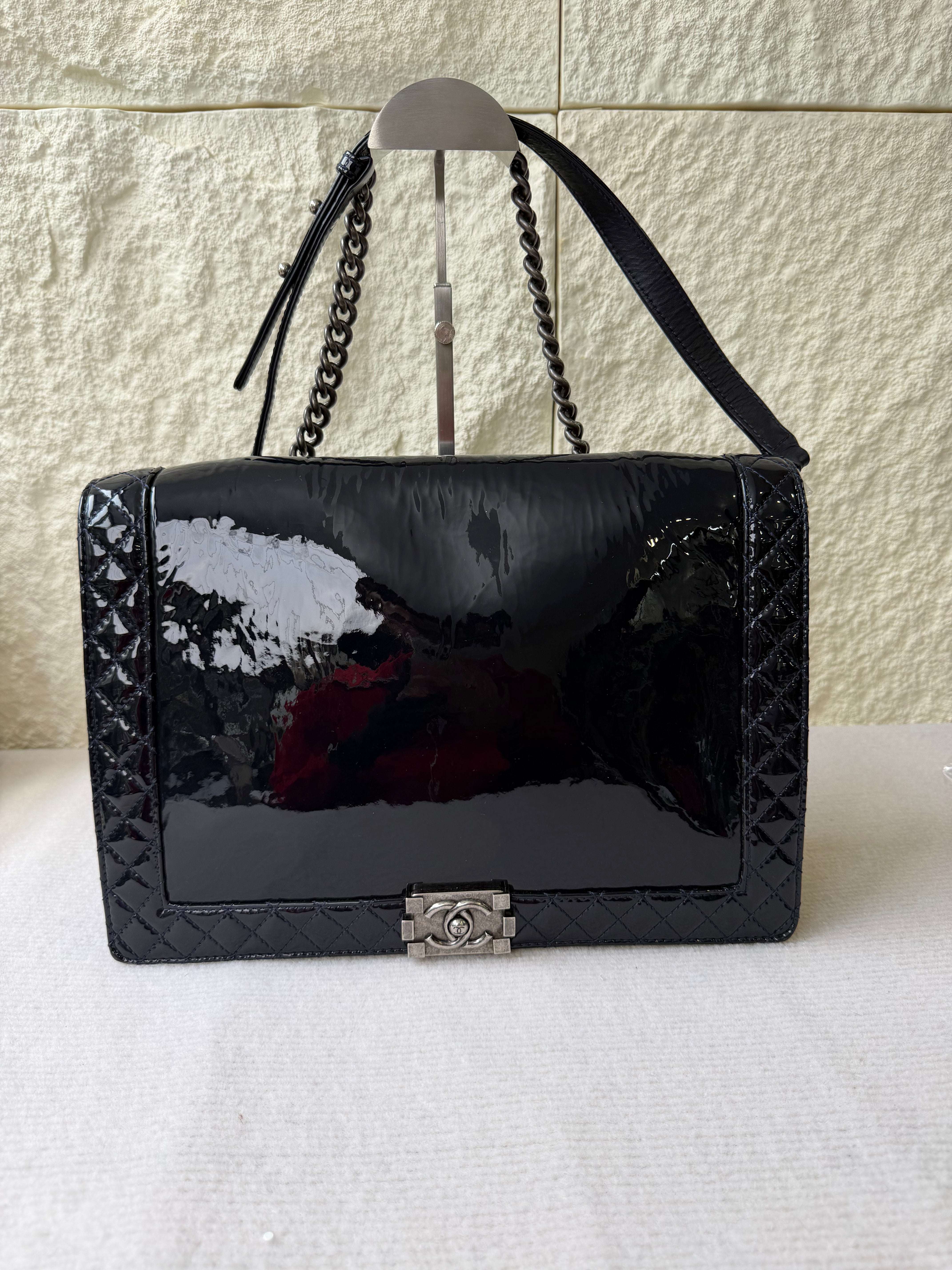 Borsa Chanel Boy Reverso in Vernice Nera Lucida