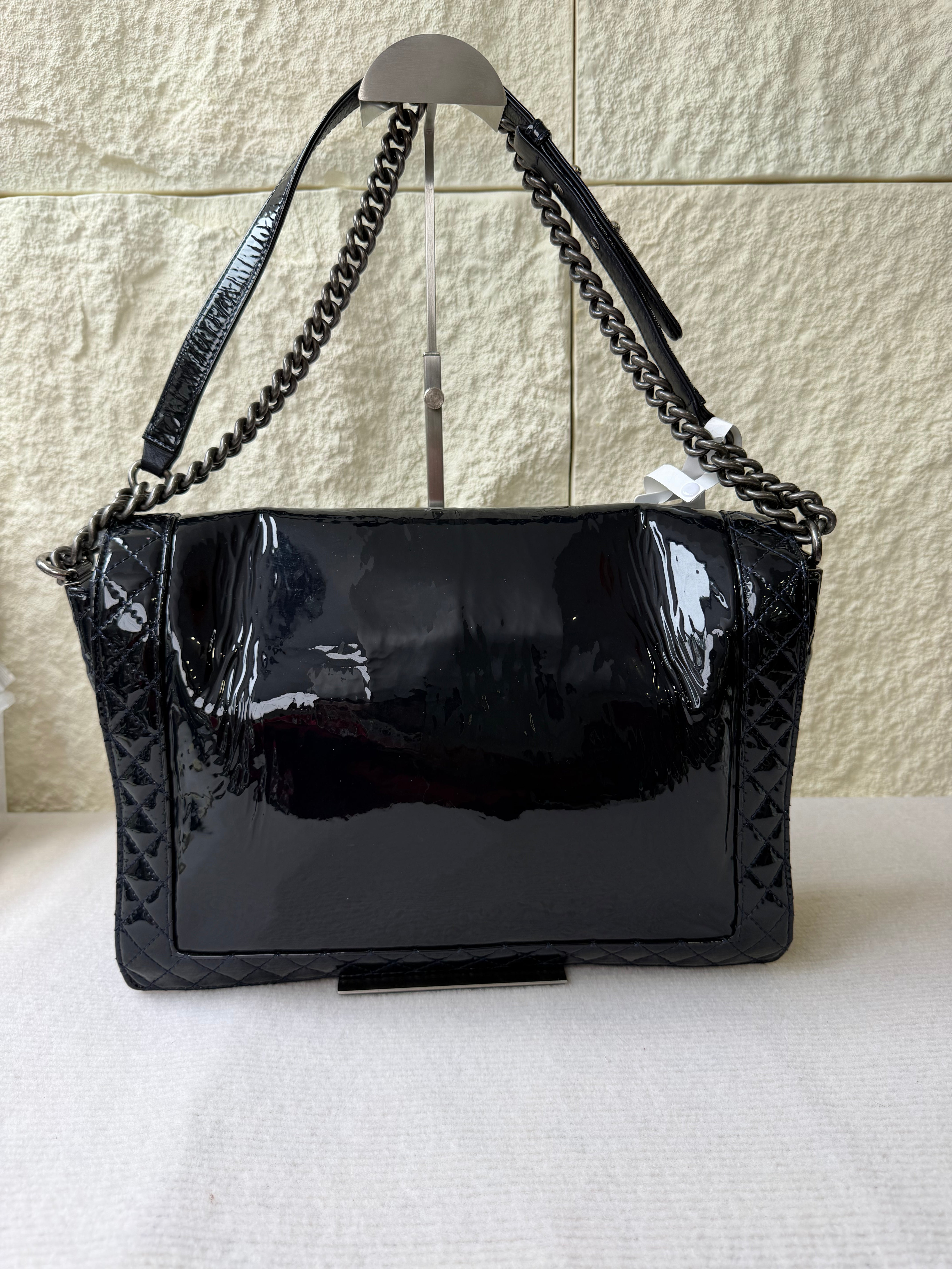 Borsa Chanel Boy Reverso in Vernice Nera Lucida