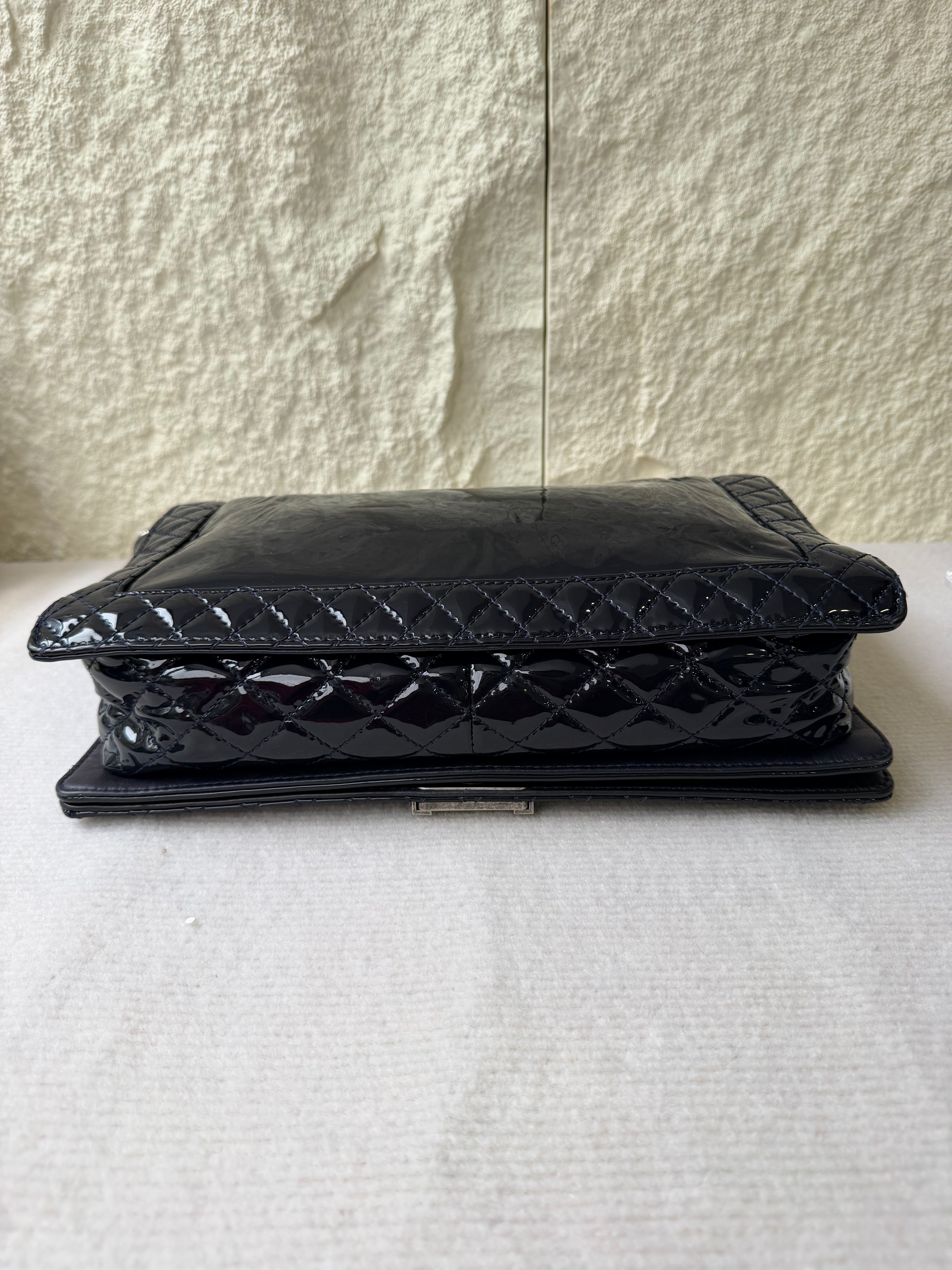 Borsa Chanel Boy Reverso in Vernice Nera Lucida