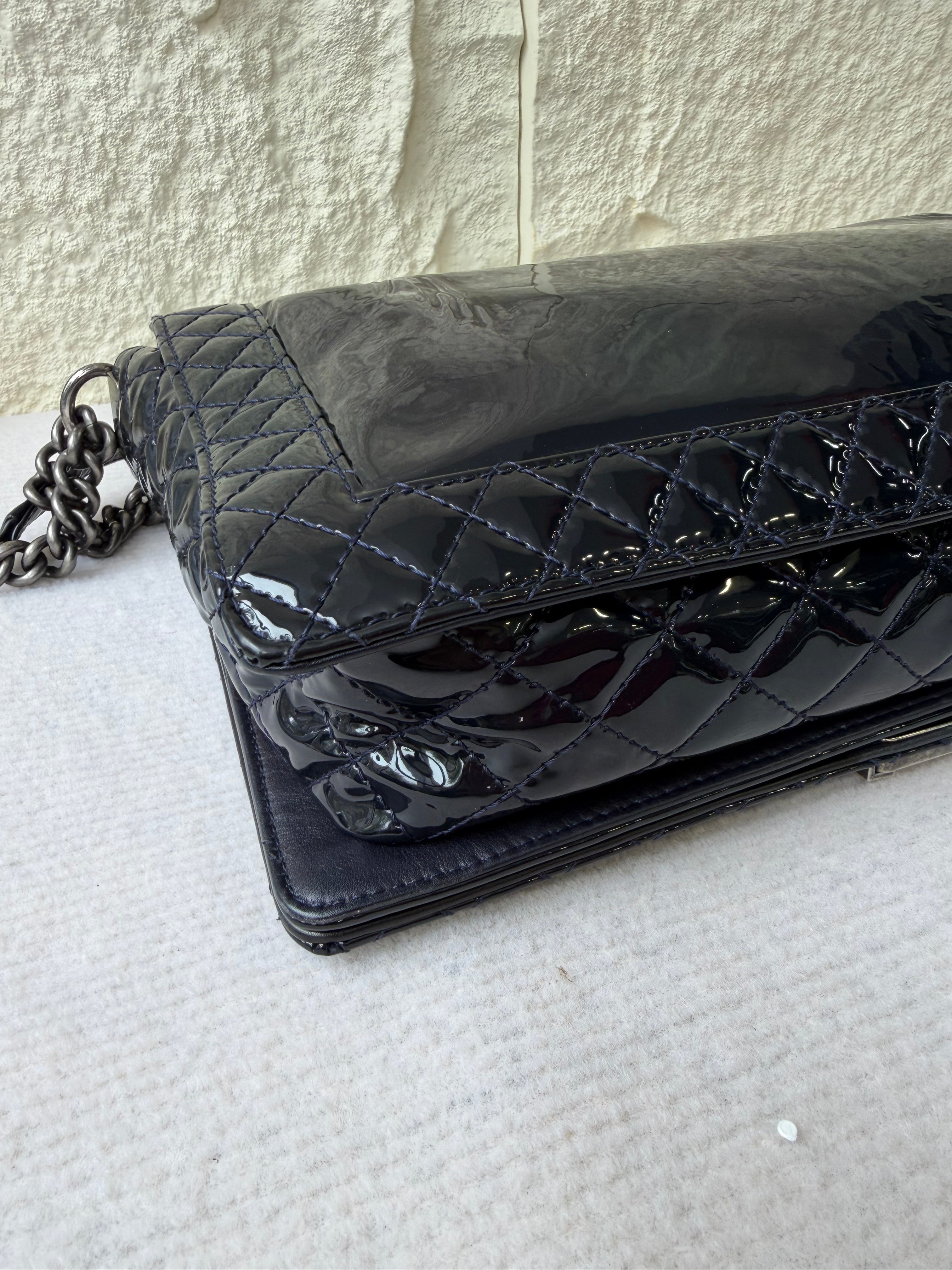 Borsa Chanel Boy Reverso in Vernice Nera Lucida