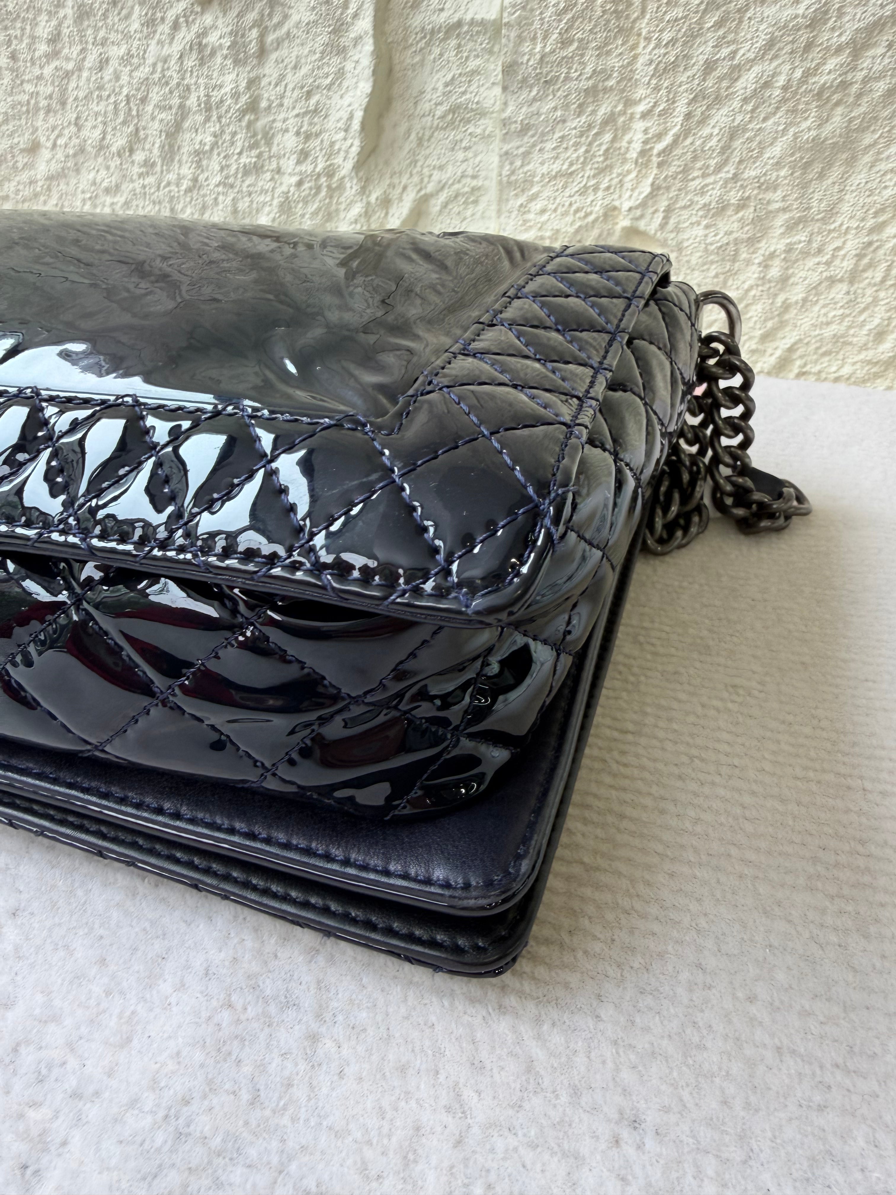Borsa Chanel Boy Reverso in Vernice Nera Lucida