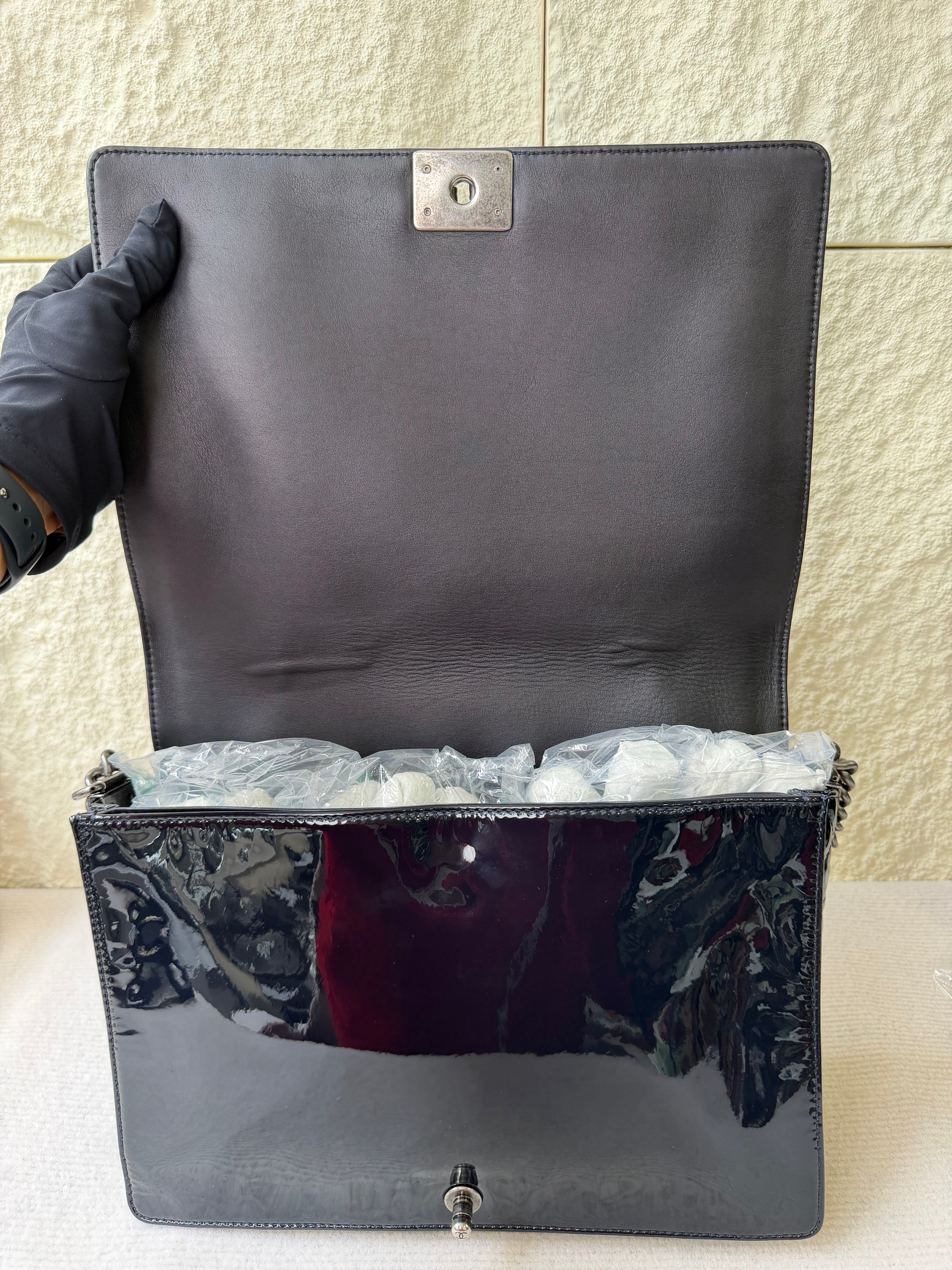Borsa Chanel Boy Reverso in Vernice Nera Lucida
