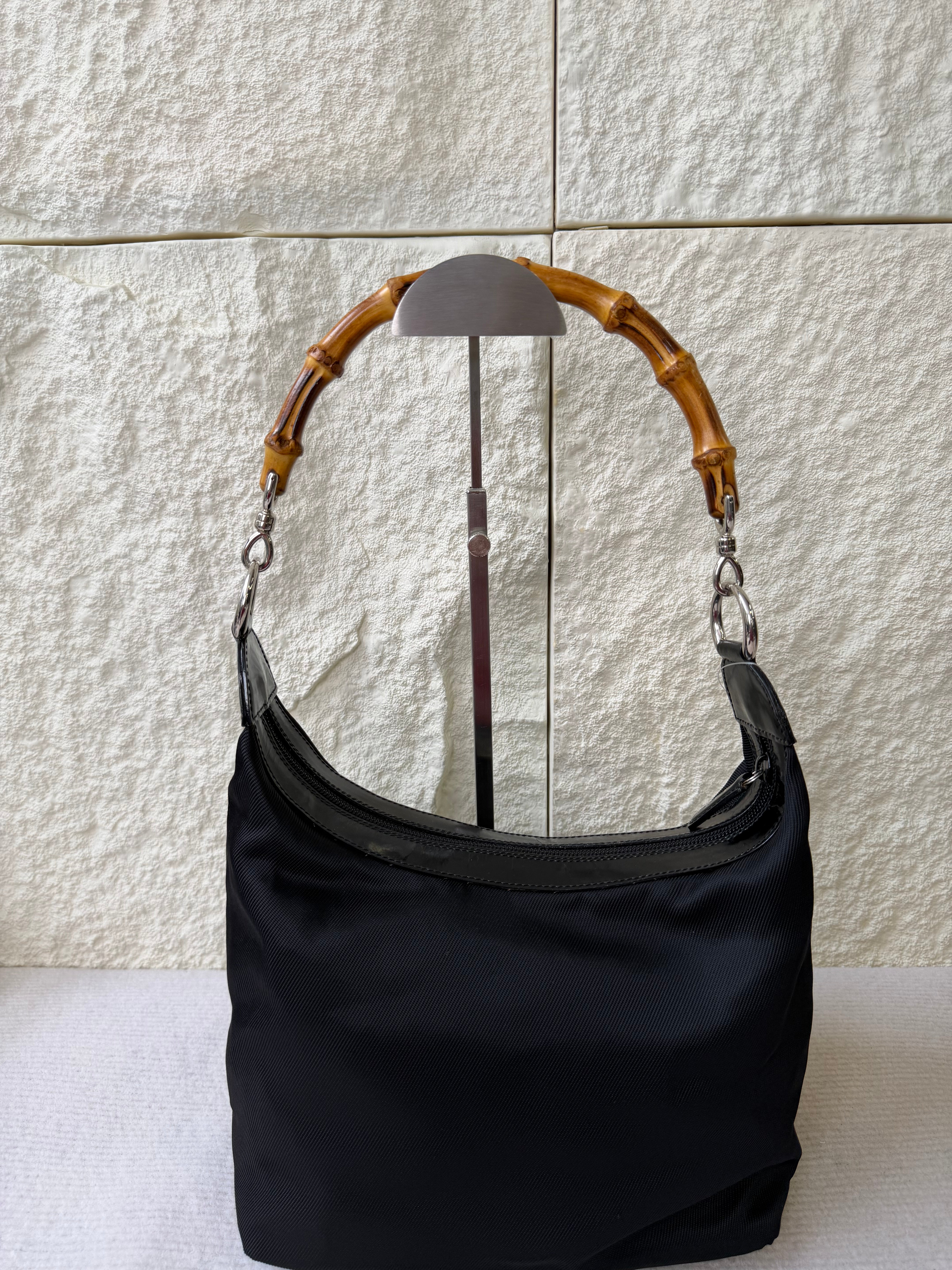 Borsa a Spalla Vintage di Gucci in Tela con Iconico Manico in Bambù