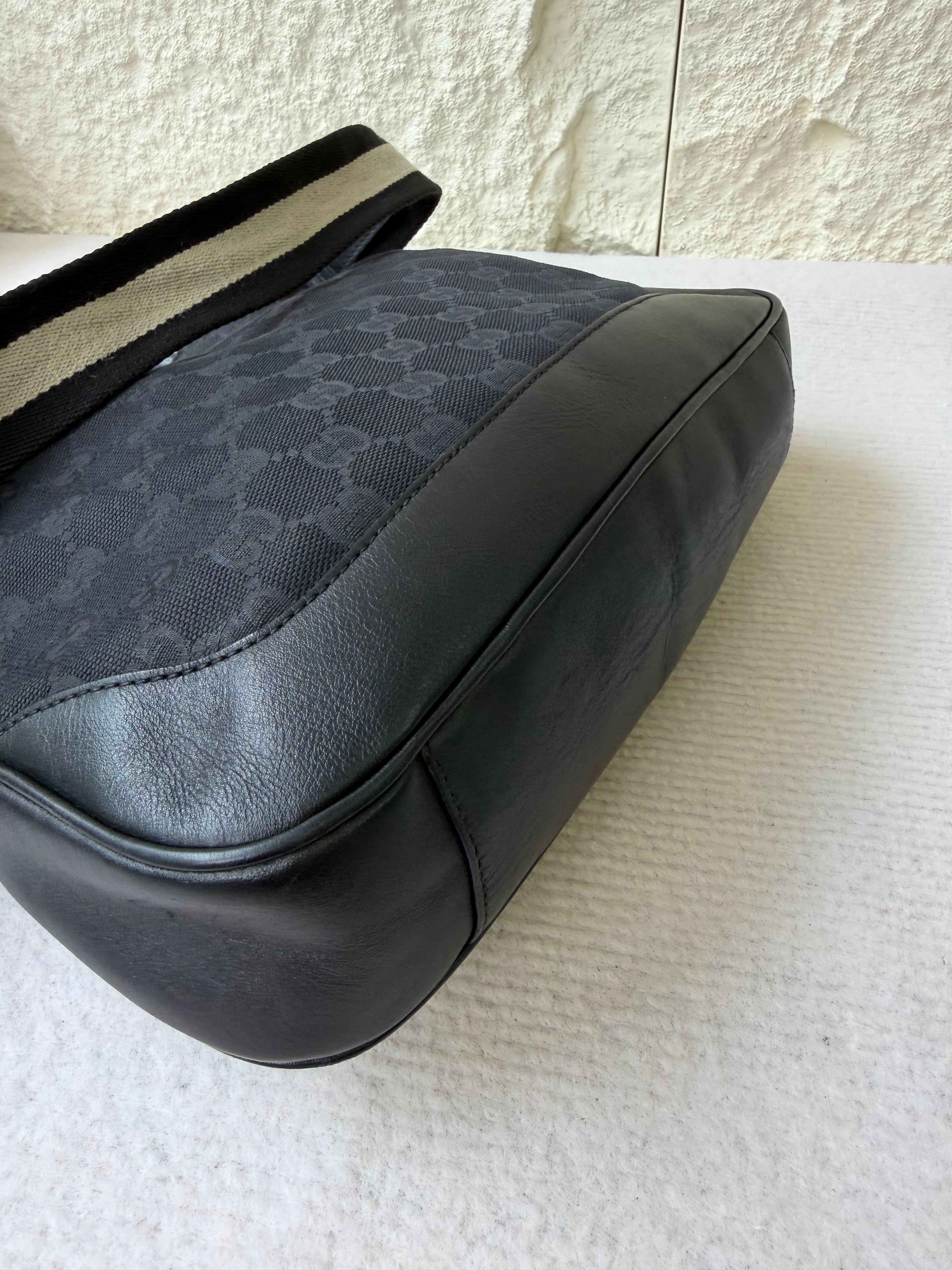 Borsa a Spalla Vintage di Gucci in Tela GG Nera