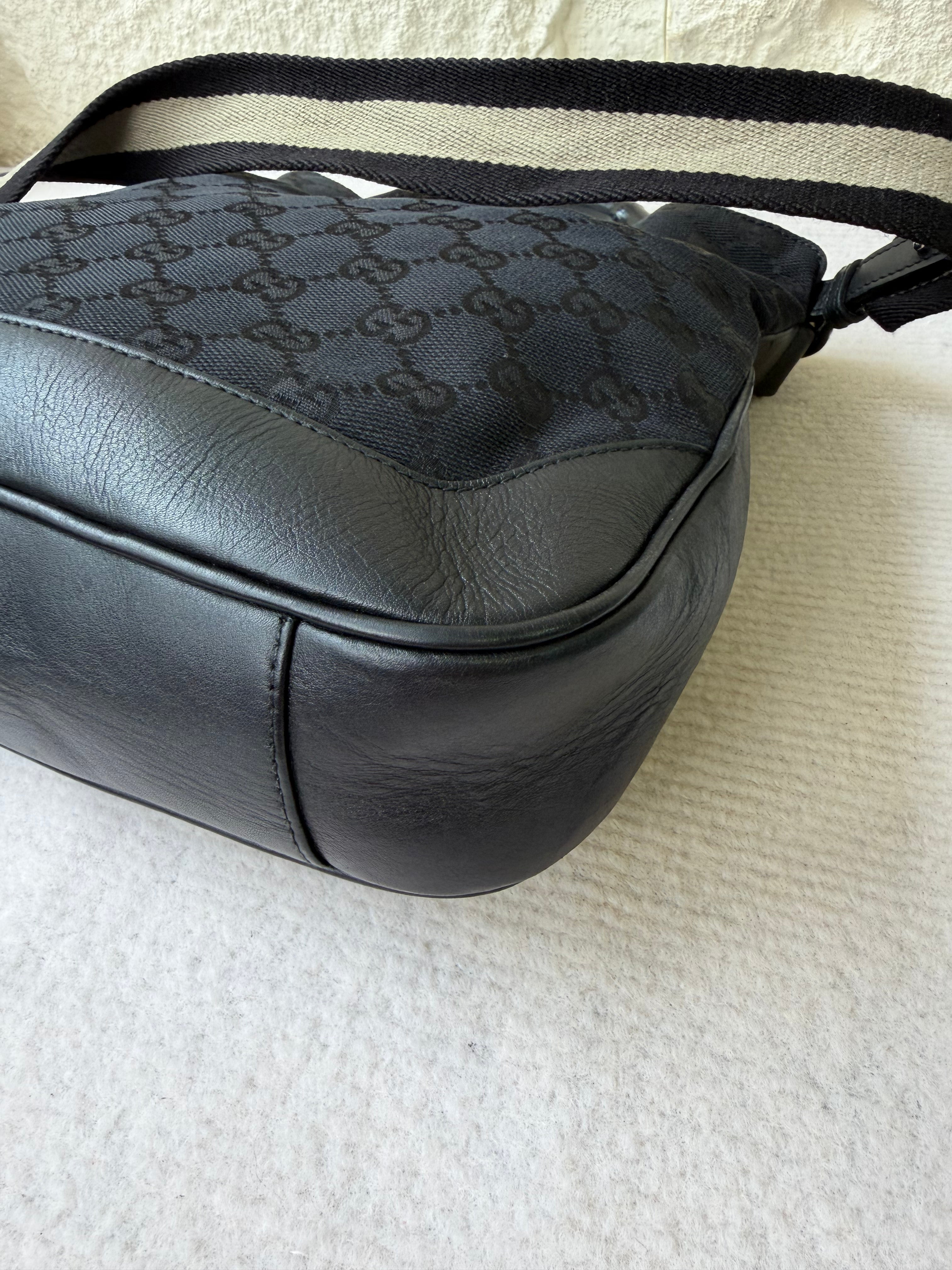 Borsa a Spalla Vintage di Gucci in Tela GG Nera