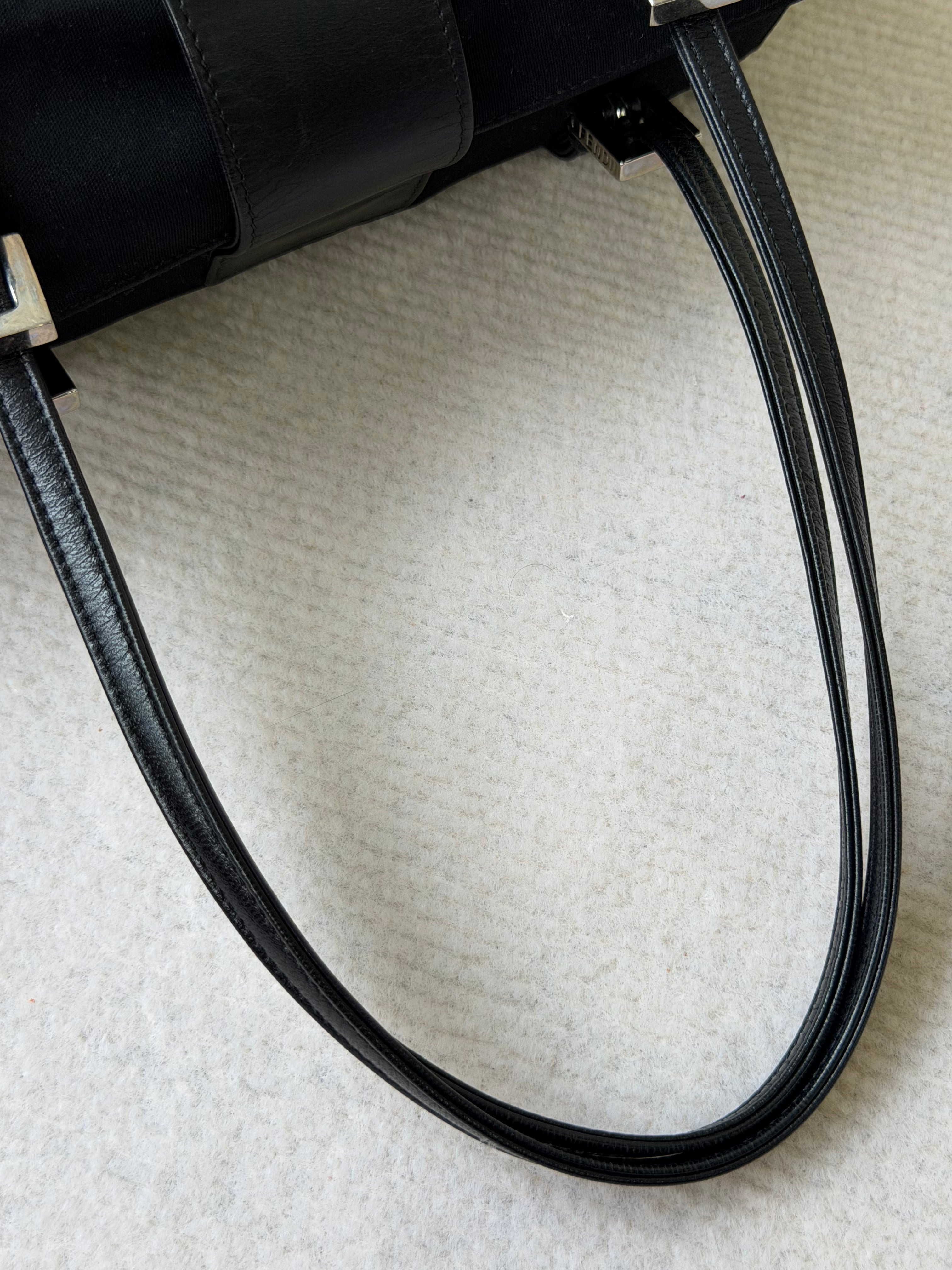 Borsa a Spalla Vintage di Fendi in Tessuto Nero