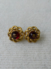 Orecchini Vintage Chanel Gripoix con Montatura Dorata e Cabochon in Vetro Rosso