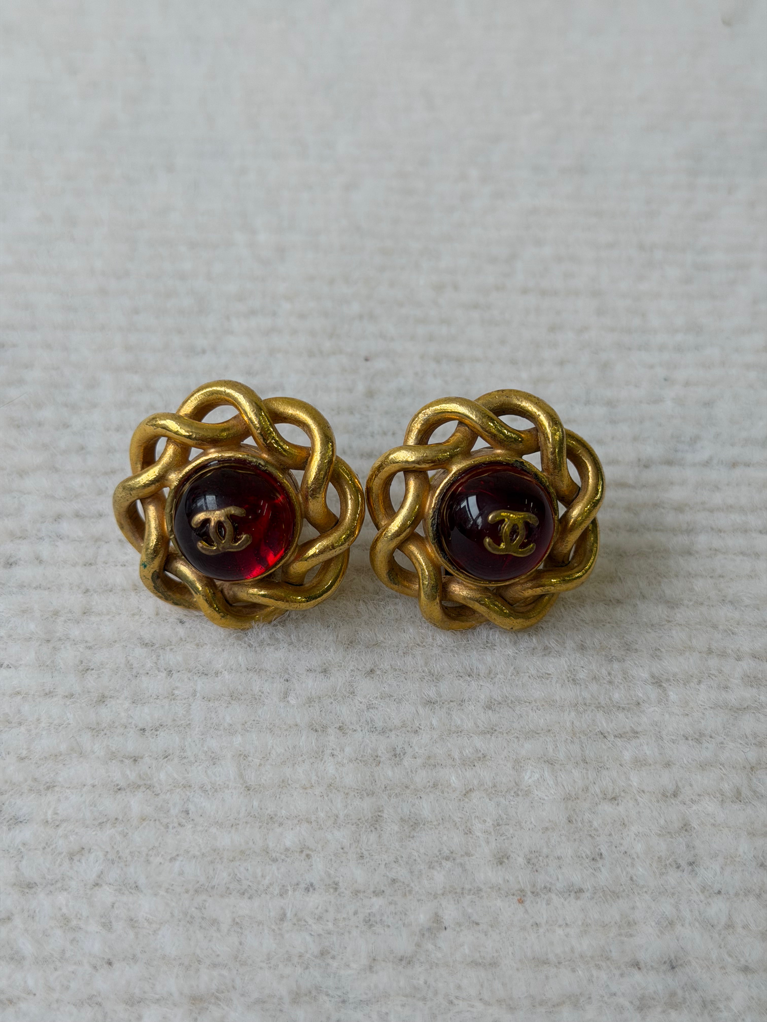 Orecchini Vintage Chanel Gripoix con Montatura Dorata e Cabochon in Vetro Rosso
