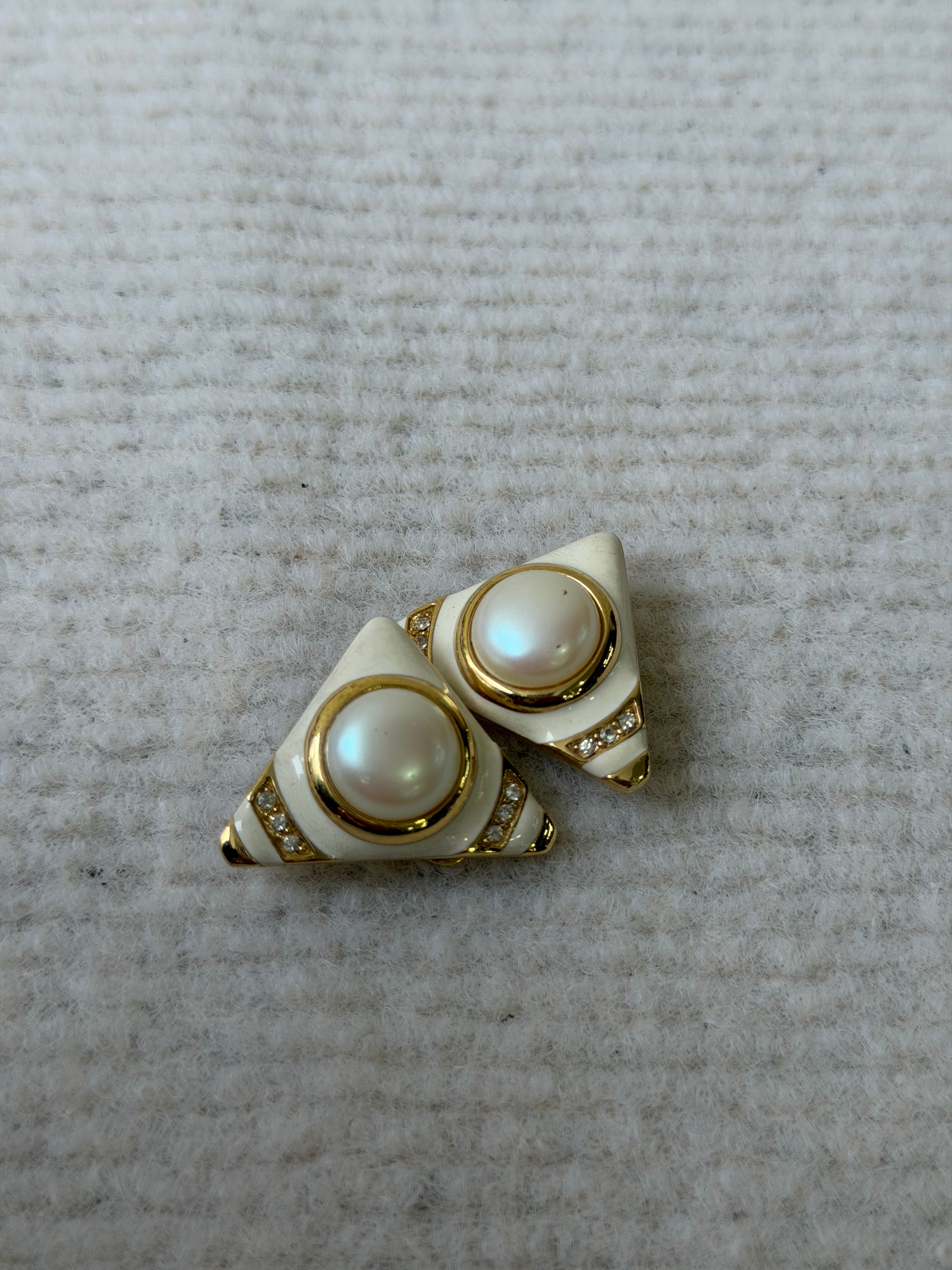 Orecchini Vintage a Clip Givenchy con Forma Triangolare e Perla Centrale Incastonata