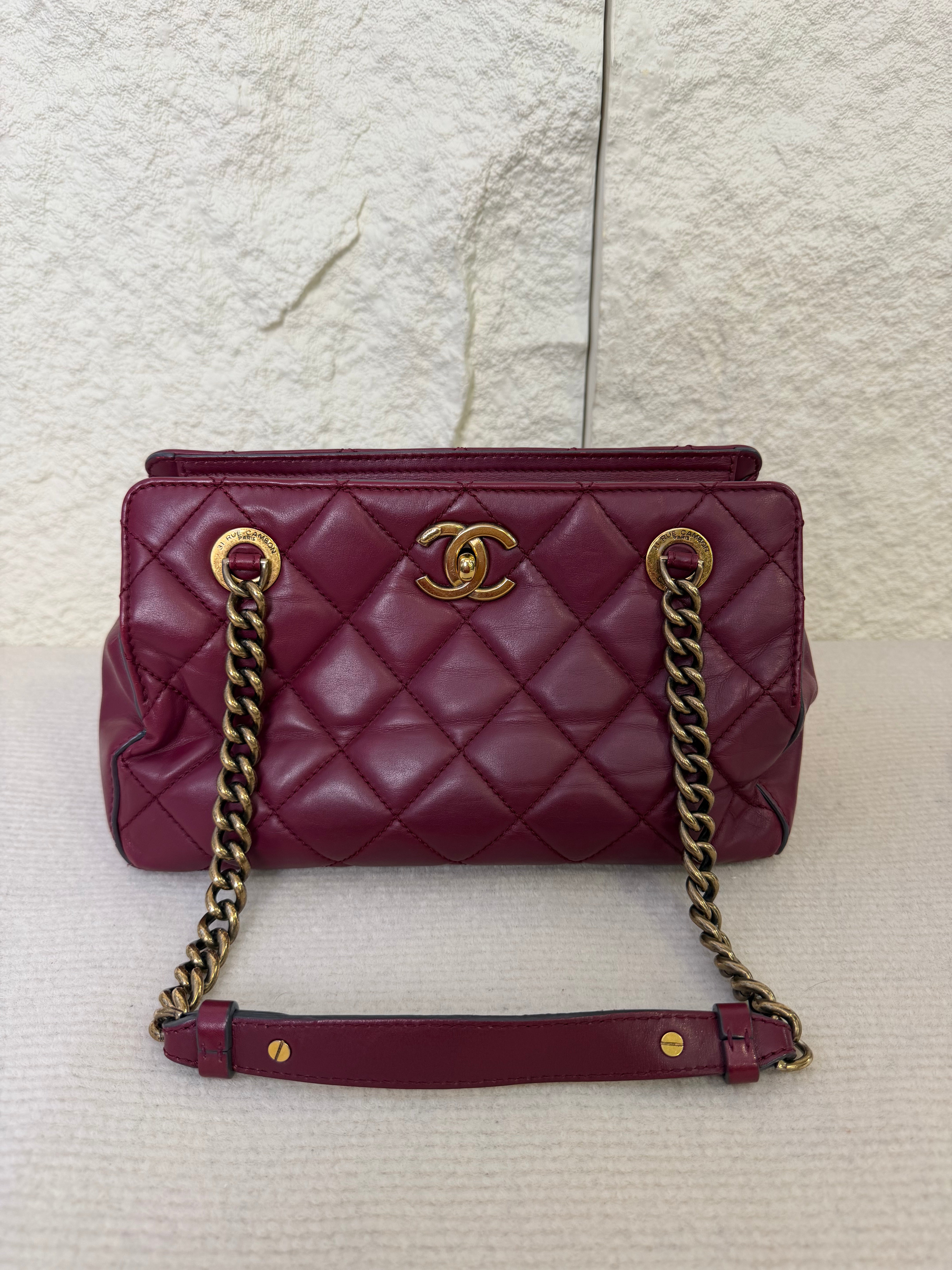 Borsa Chanel Perfect Edge Tote in Pelle Matelassé Bordeaux