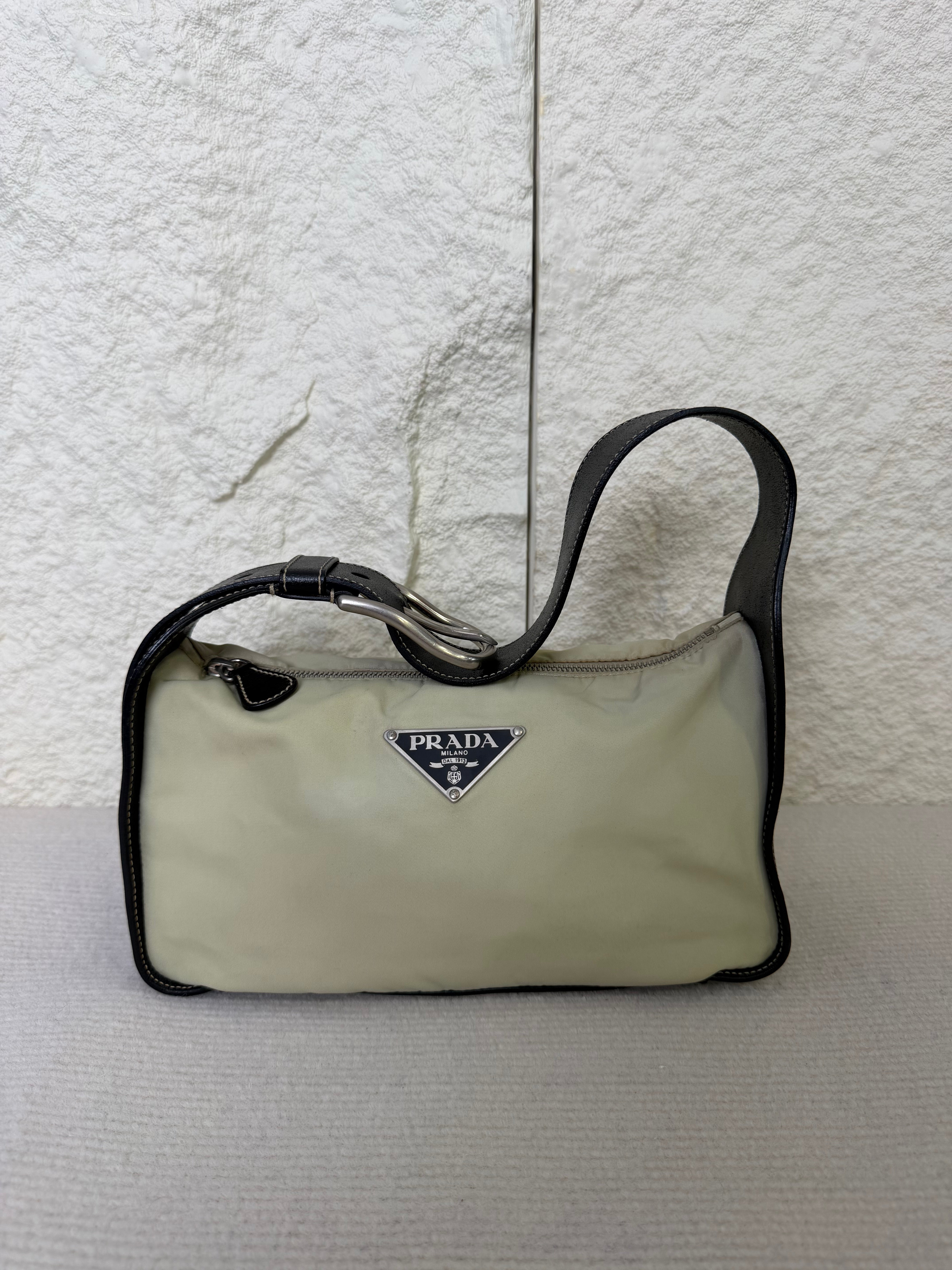 Borsa a Spalla Vintage di Prada in Nylon Beige Chiaro