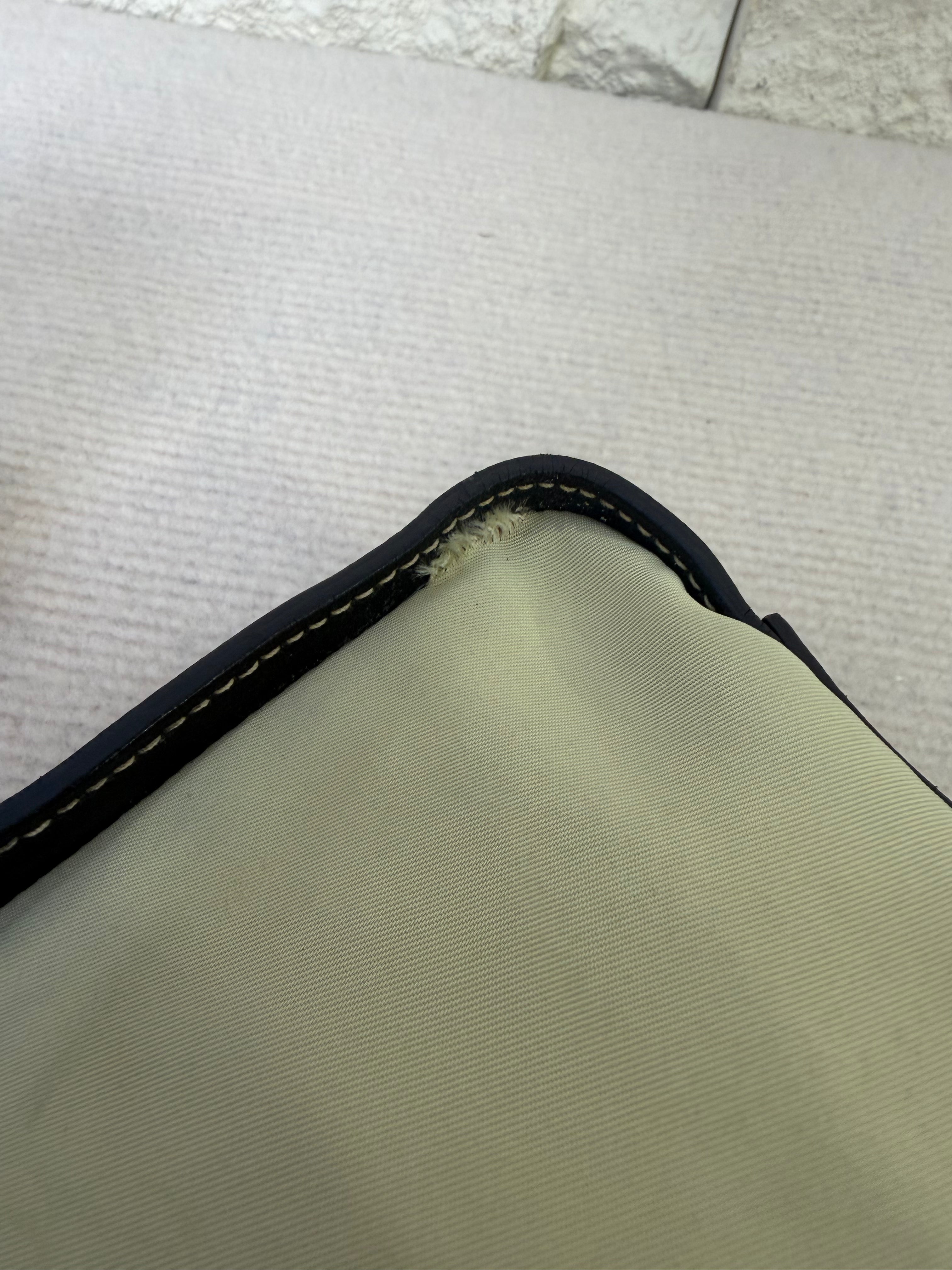 Borsa a Spalla Vintage di Prada in Nylon Beige Chiaro
