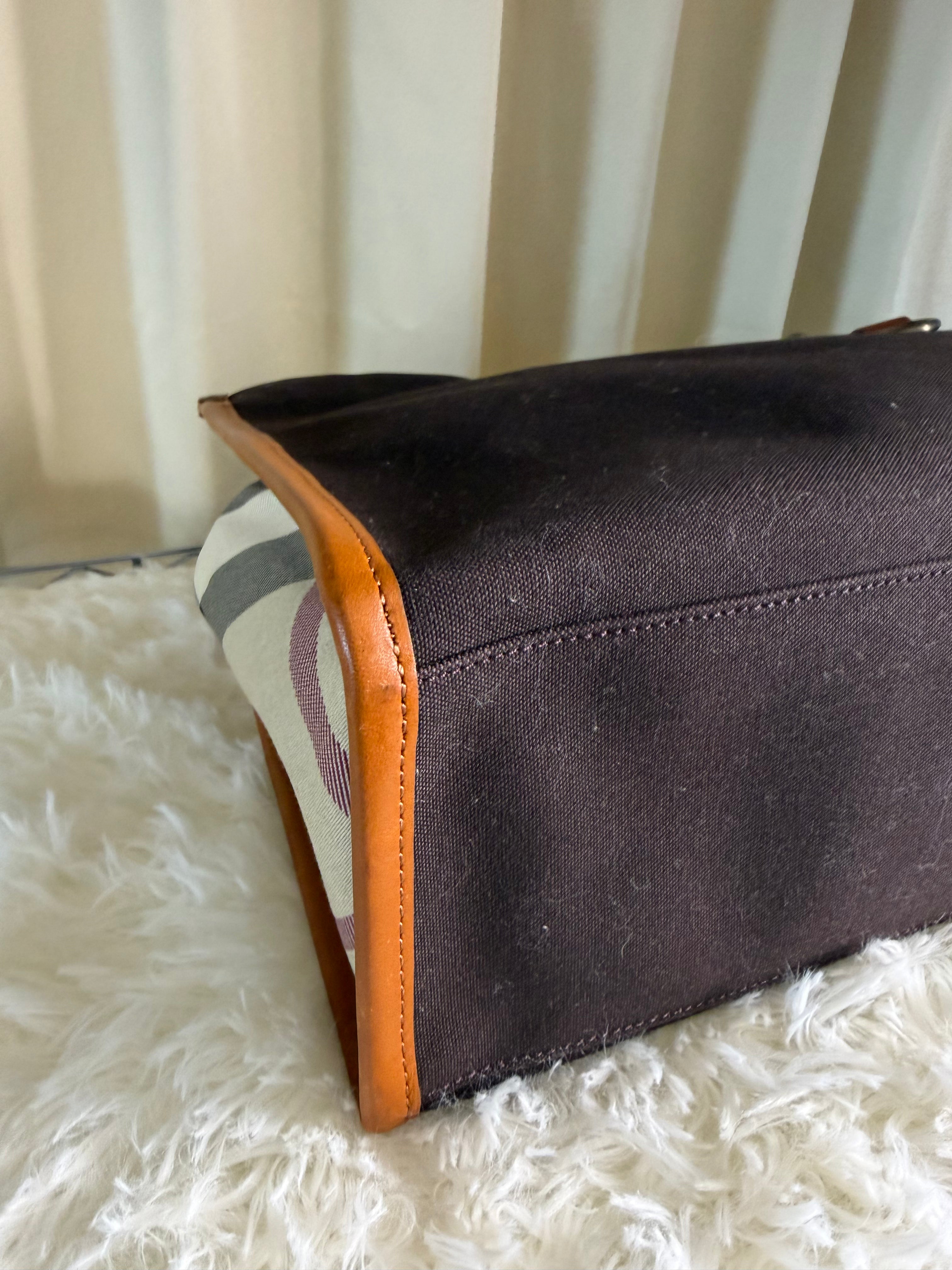 Borsa Tote Burberry in Tela Marrone Scuro con Manici e Finiture in Pelle