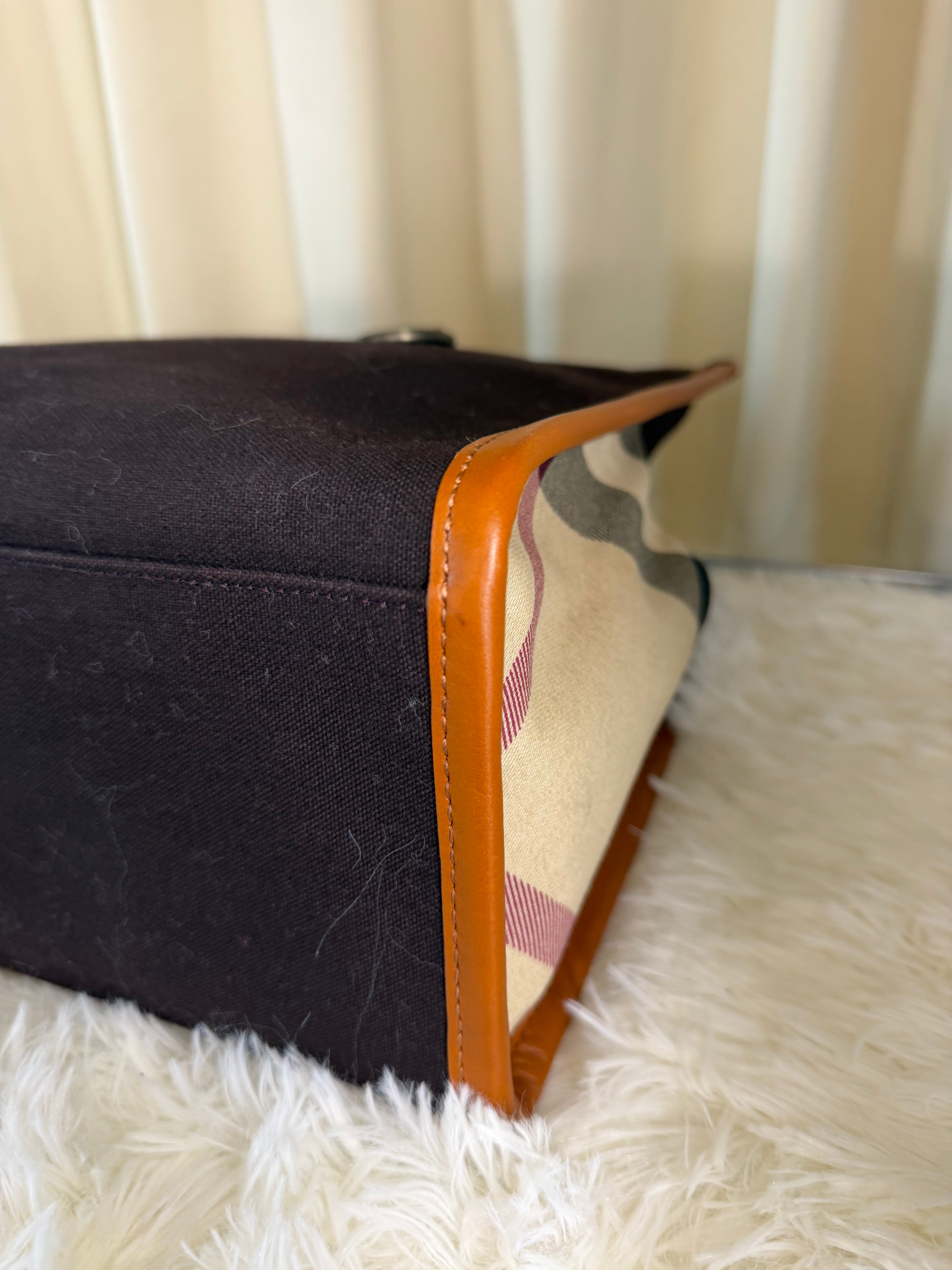 Borsa Tote Burberry in Tela Marrone Scuro con Manici e Finiture in Pelle