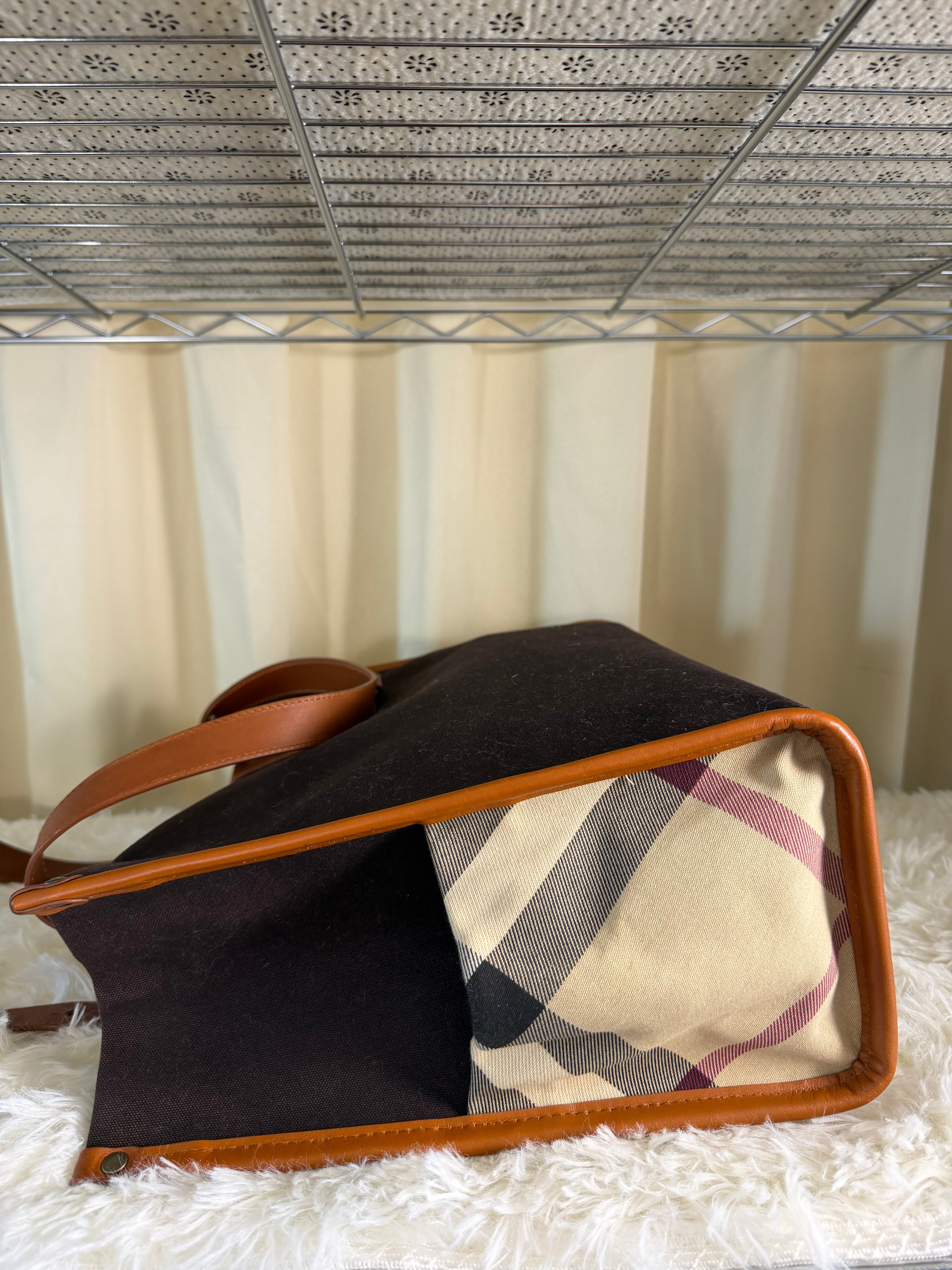 Borsa Tote Burberry in Tela Marrone Scuro con Manici e Finiture in Pelle