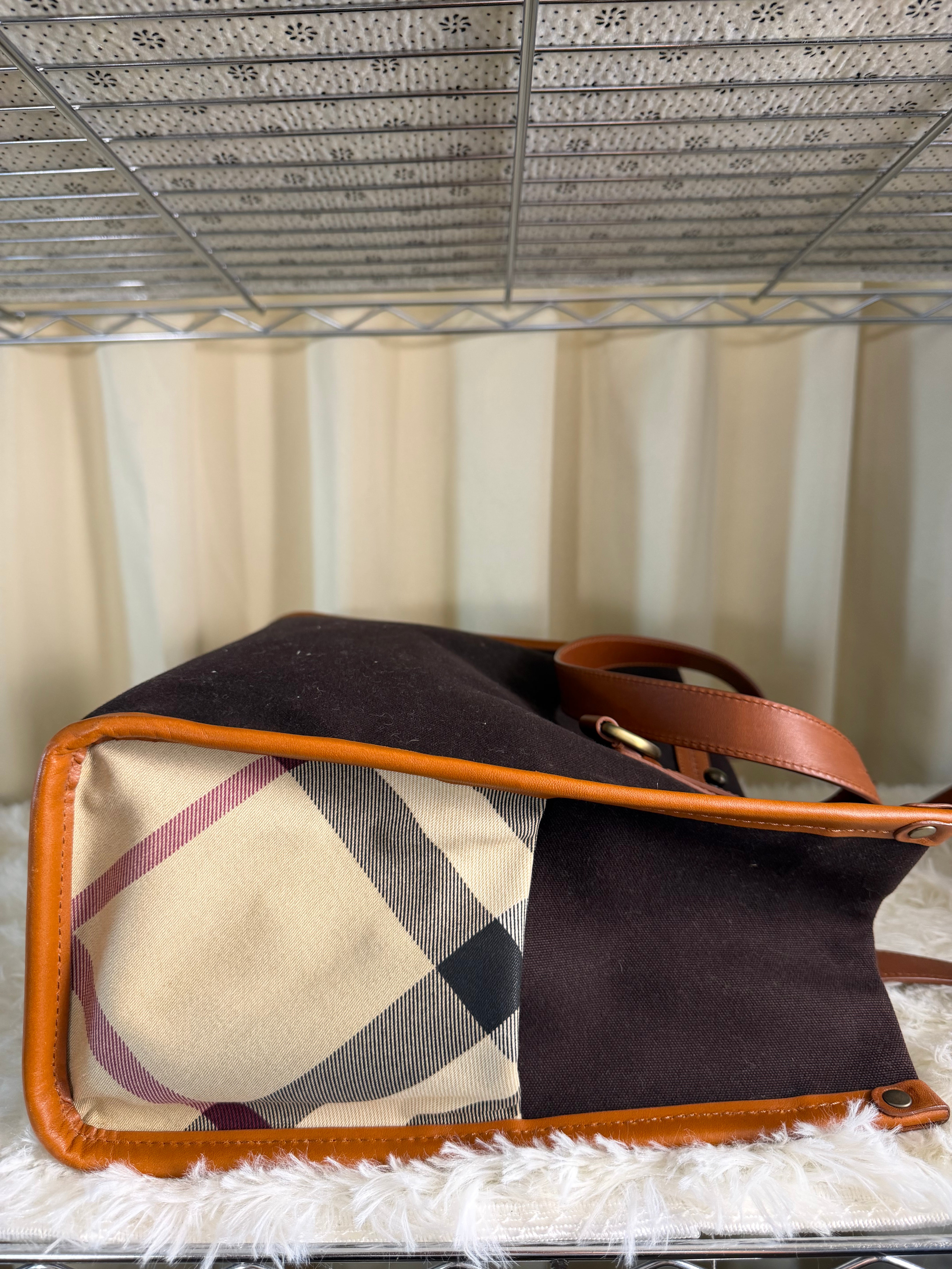 Borsa Tote Burberry in Tela Marrone Scuro con Manici e Finiture in Pelle