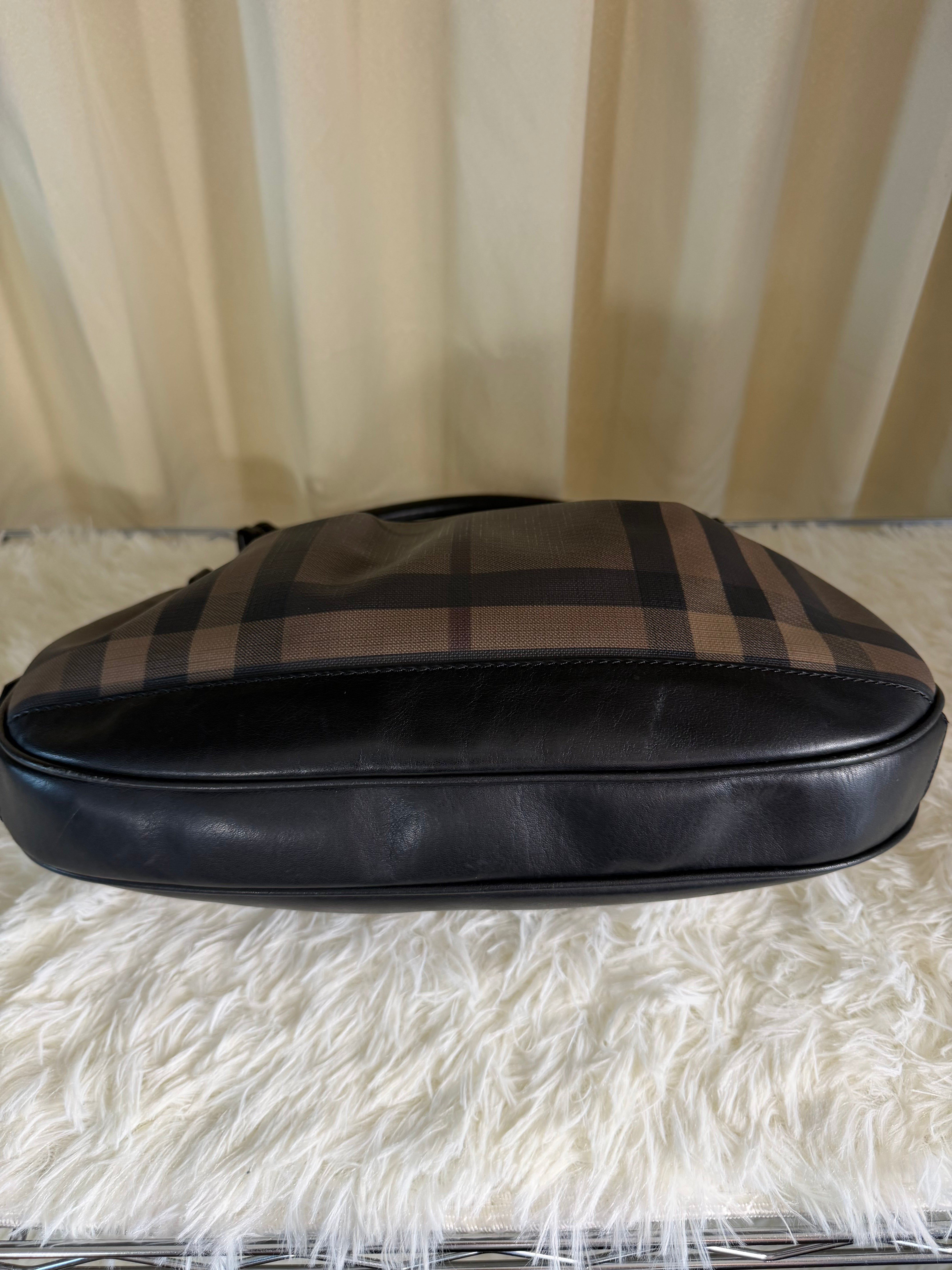 Borsa a Spalla Burberry Smoked Check Brooklyn Hobo in Tela Cerata Marrone con Finiture in Pelle Nera