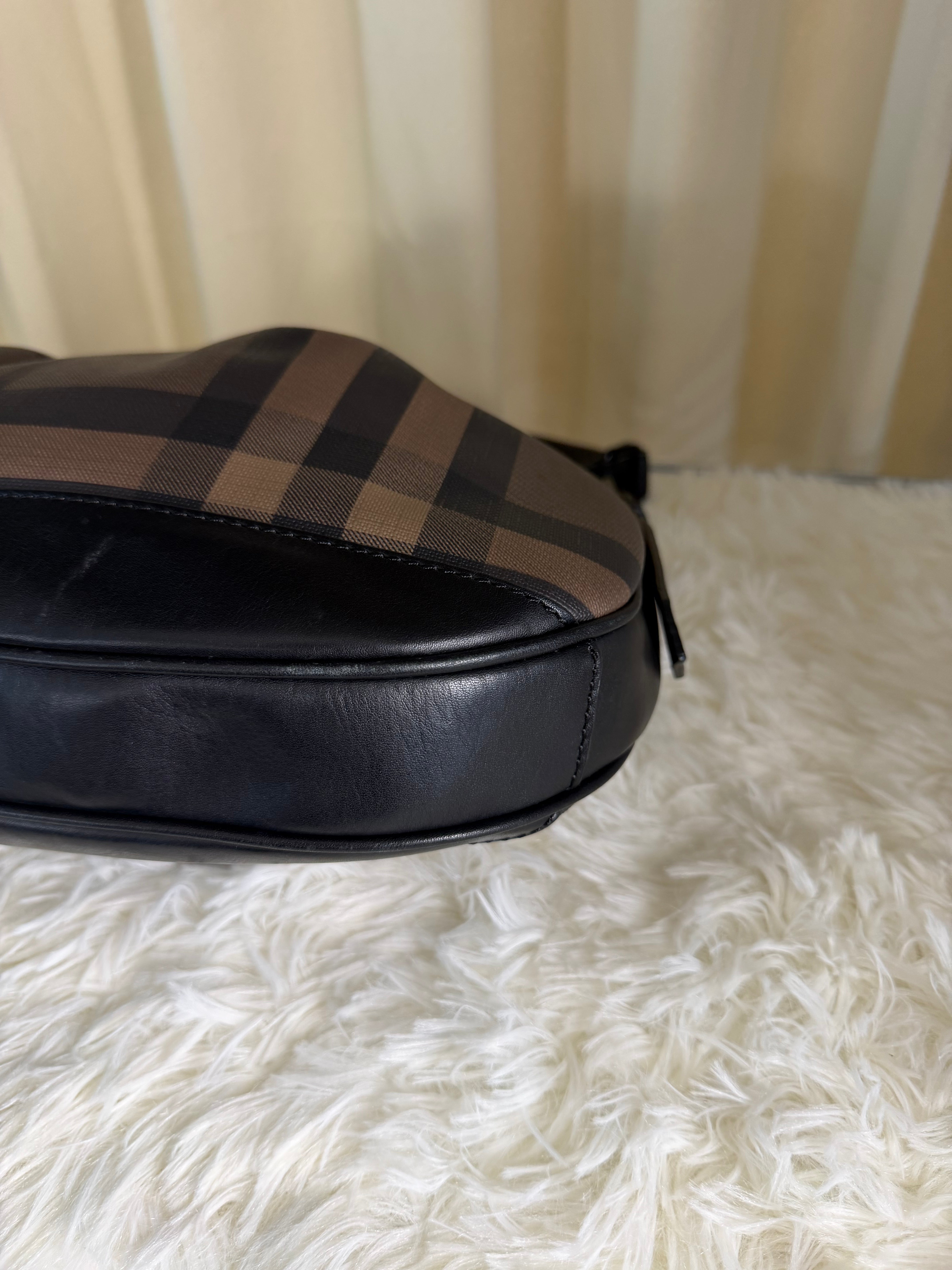 Borsa a Spalla Burberry Smoked Check Brooklyn Hobo in Tela Cerata Marrone con Finiture in Pelle Nera