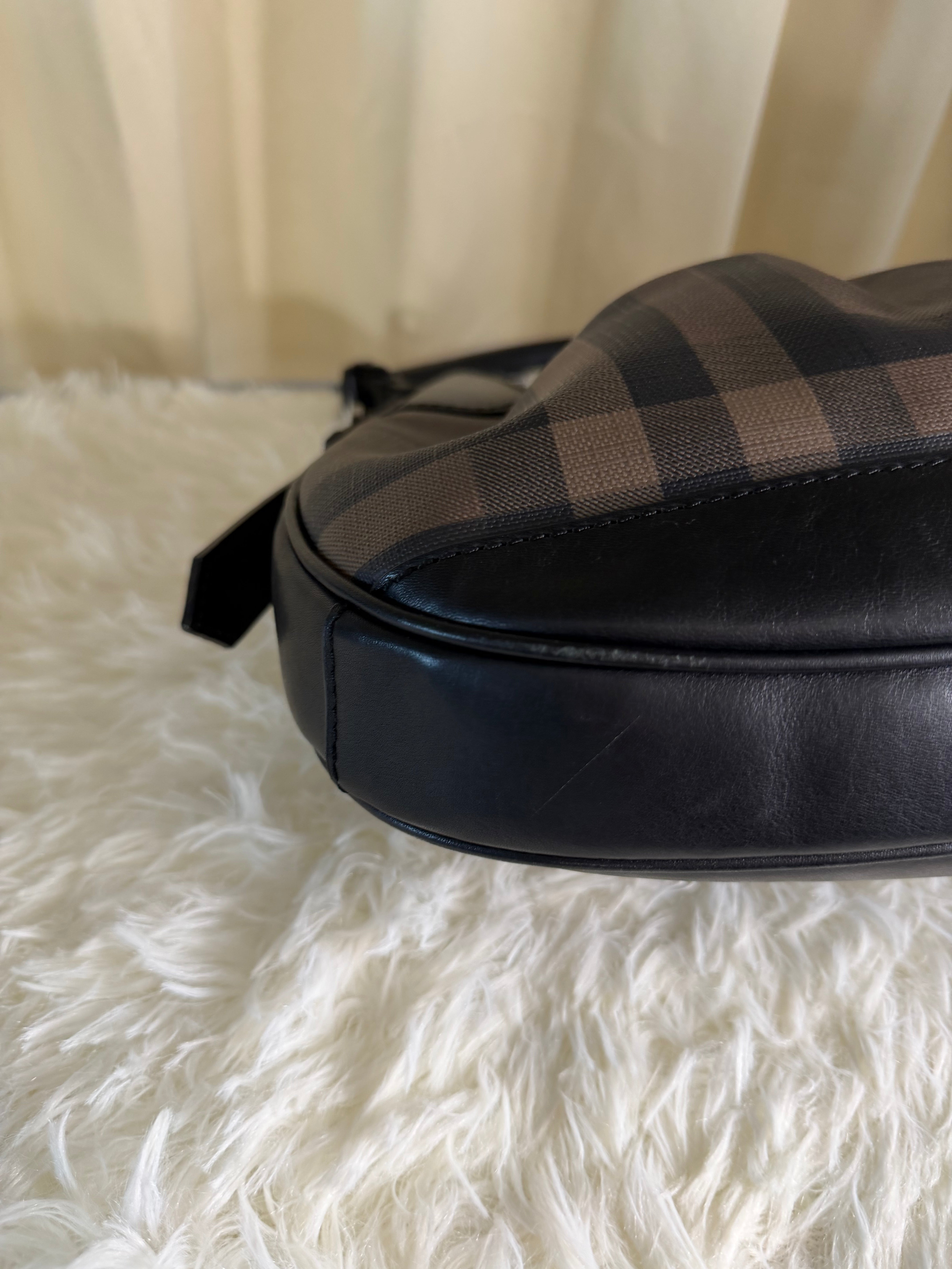 Borsa a Spalla Burberry Smoked Check Brooklyn Hobo in Tela Cerata Marrone con Finiture in Pelle Nera