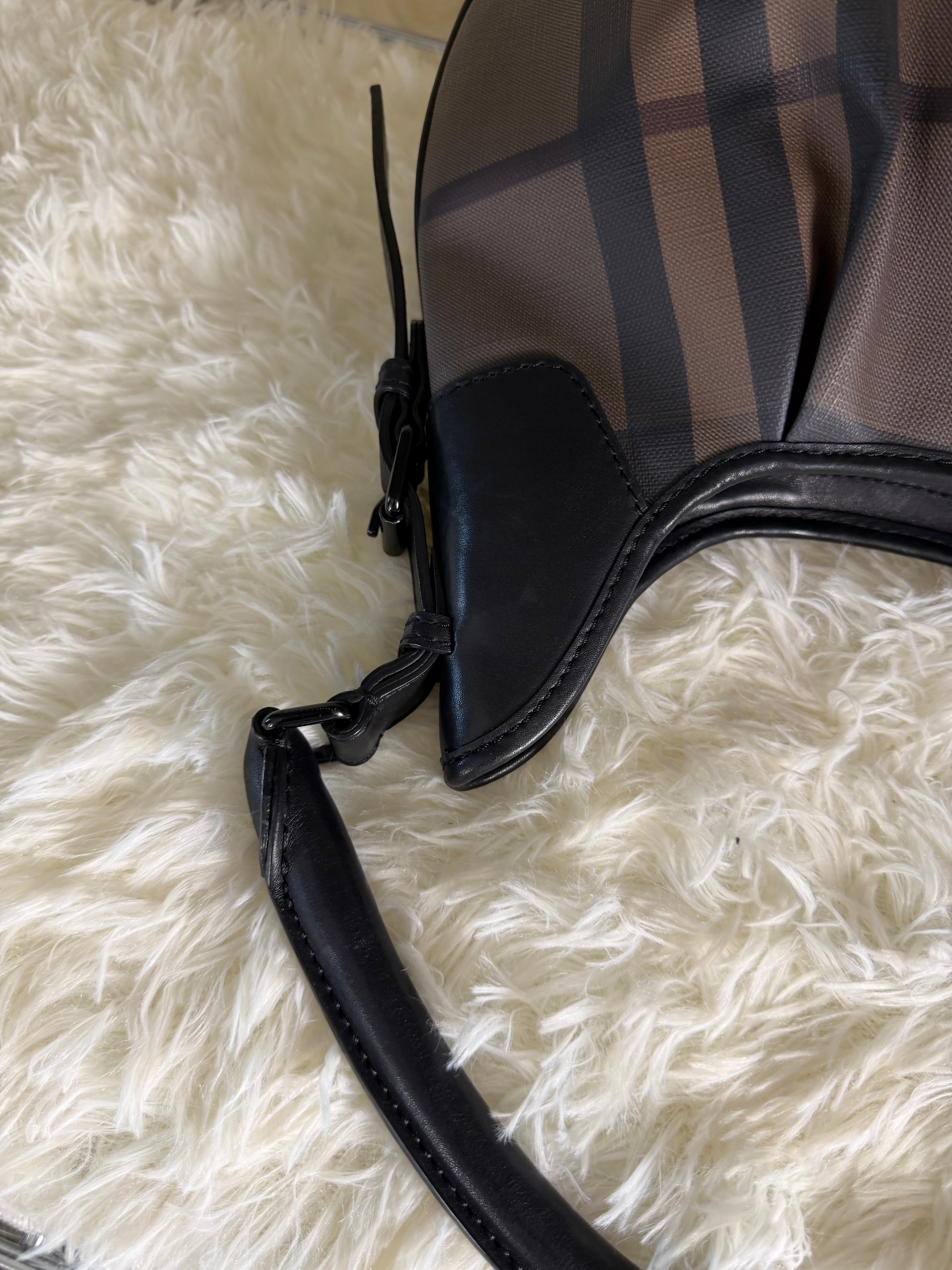 Borsa a Spalla Burberry Smoked Check Brooklyn Hobo in Tela Cerata Marrone con Finiture in Pelle Nera