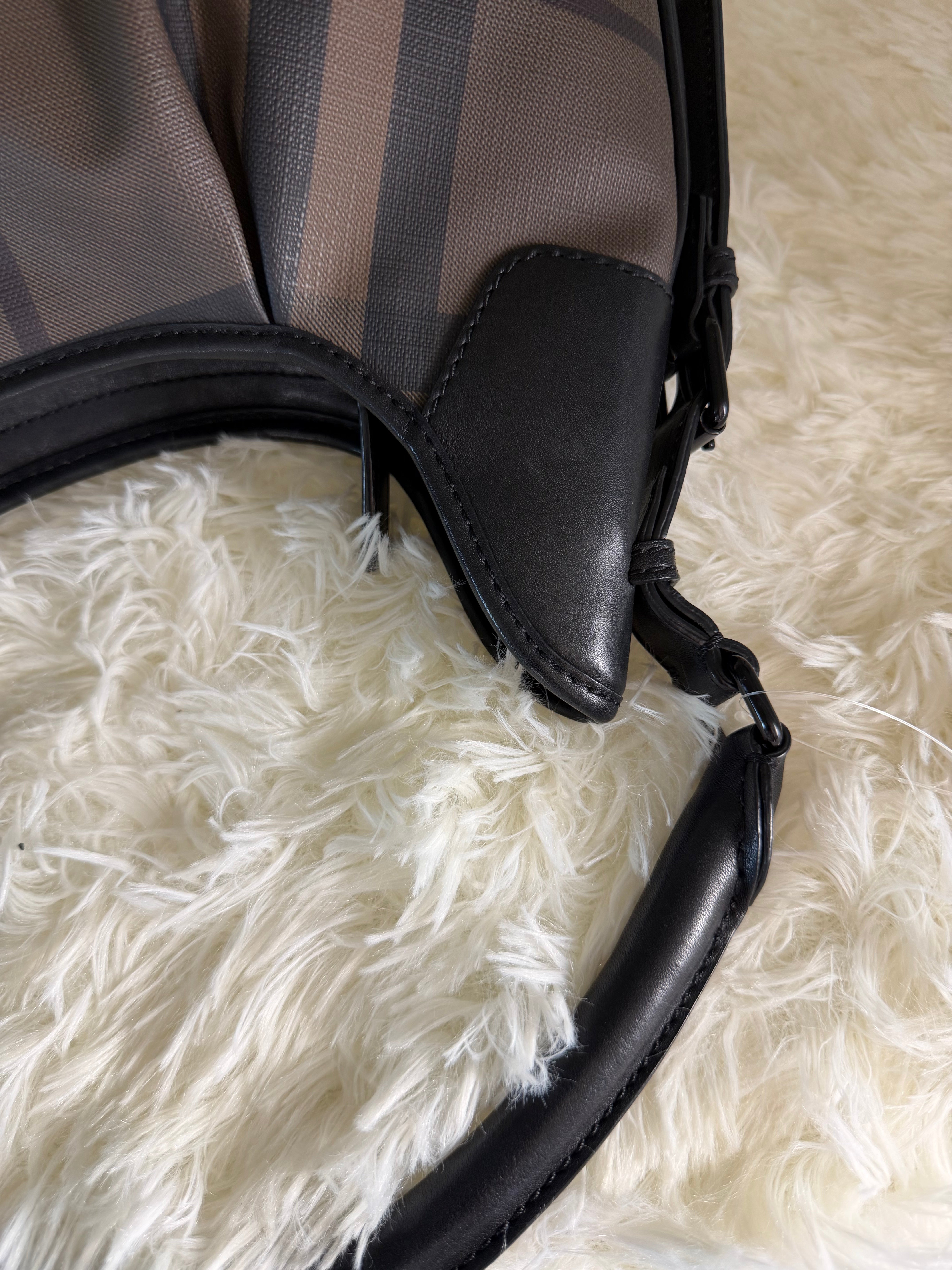 Borsa a Spalla Burberry Smoked Check Brooklyn Hobo in Tela Cerata Marrone con Finiture in Pelle Nera