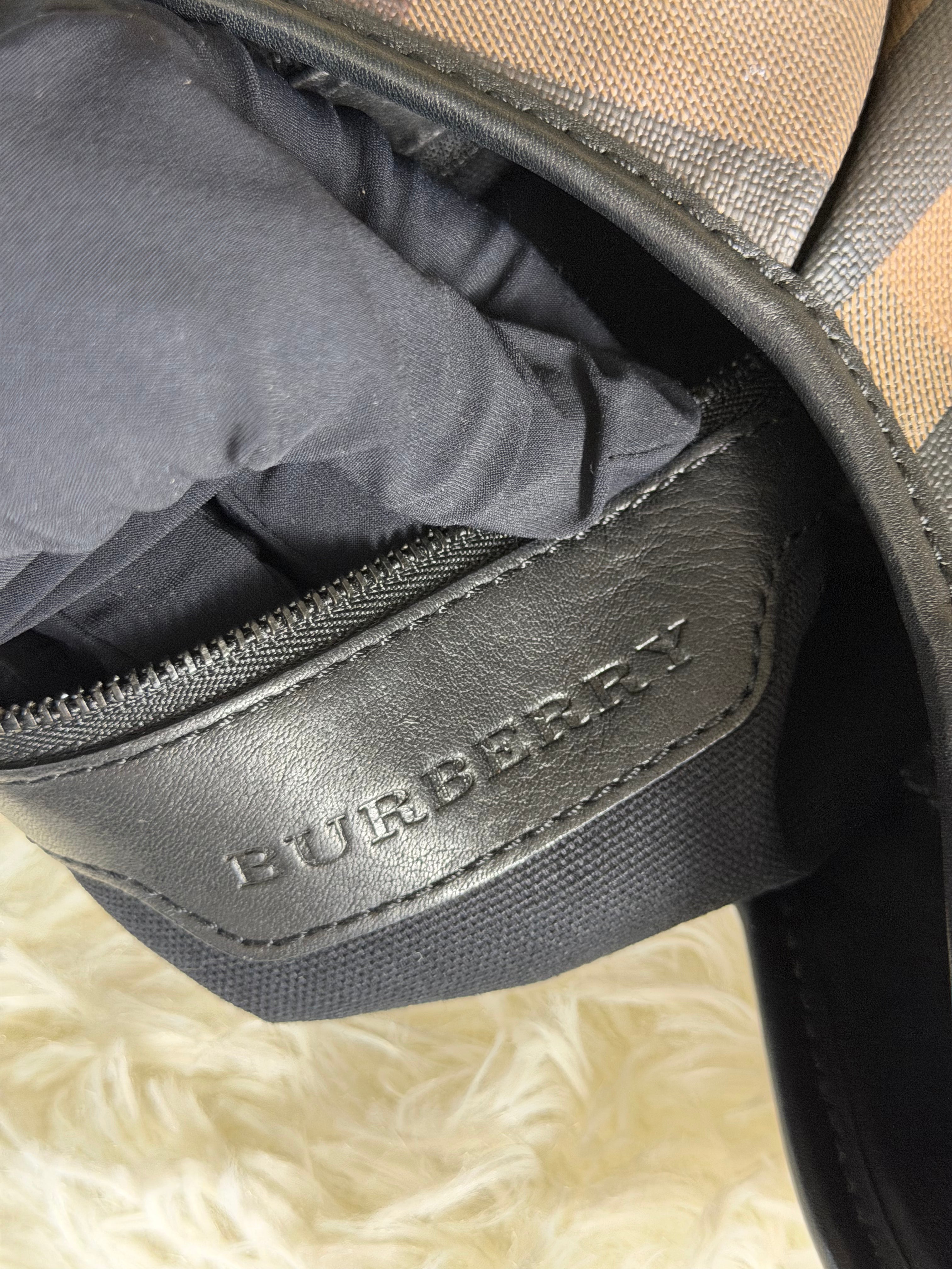 Borsa a Spalla Burberry Smoked Check Brooklyn Hobo in Tela Cerata Marrone con Finiture in Pelle Nera
