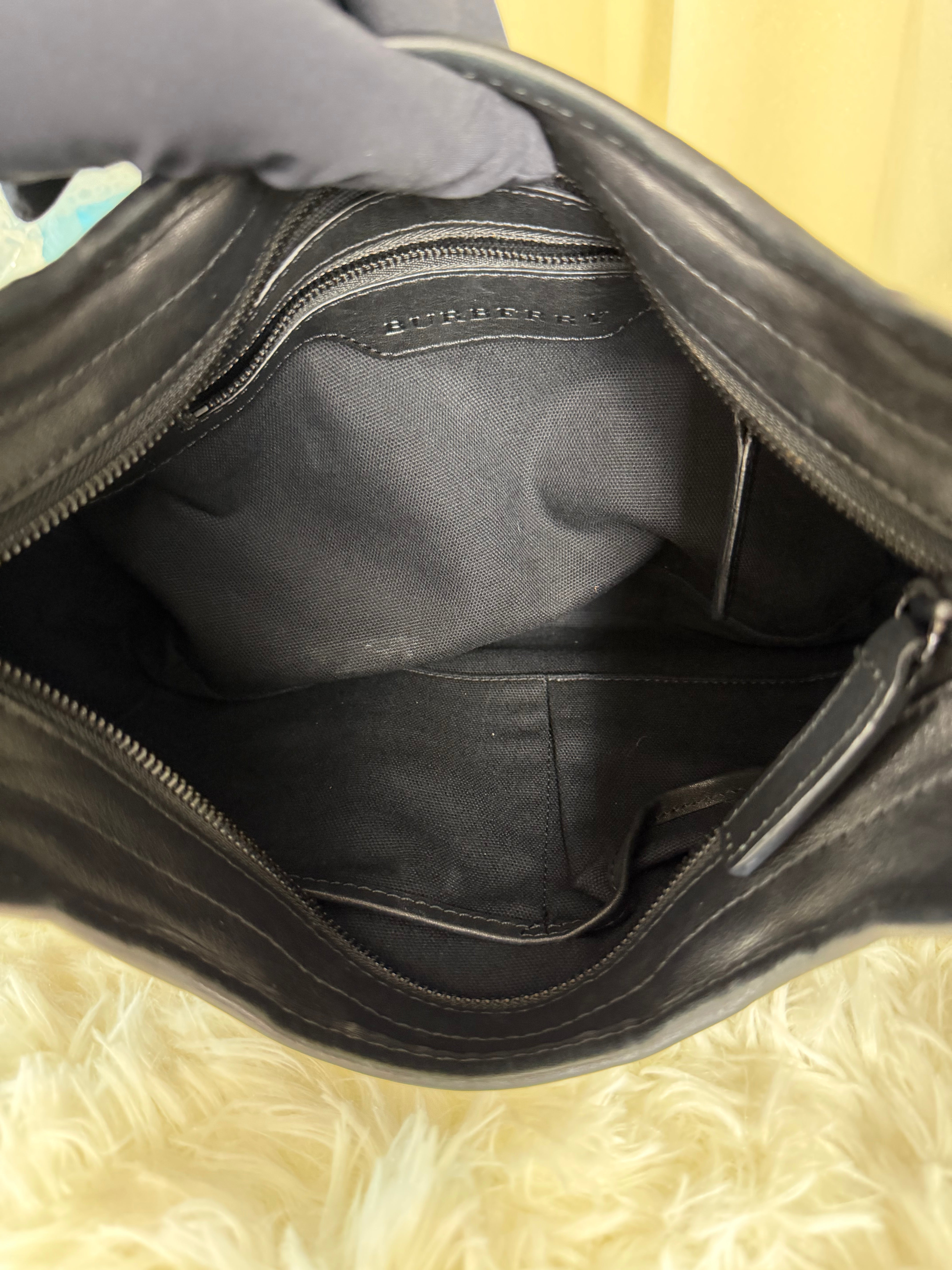 Borsa a Spalla Burberry Smoked Check Brooklyn Hobo in Tela Cerata Marrone con Finiture in Pelle Nera