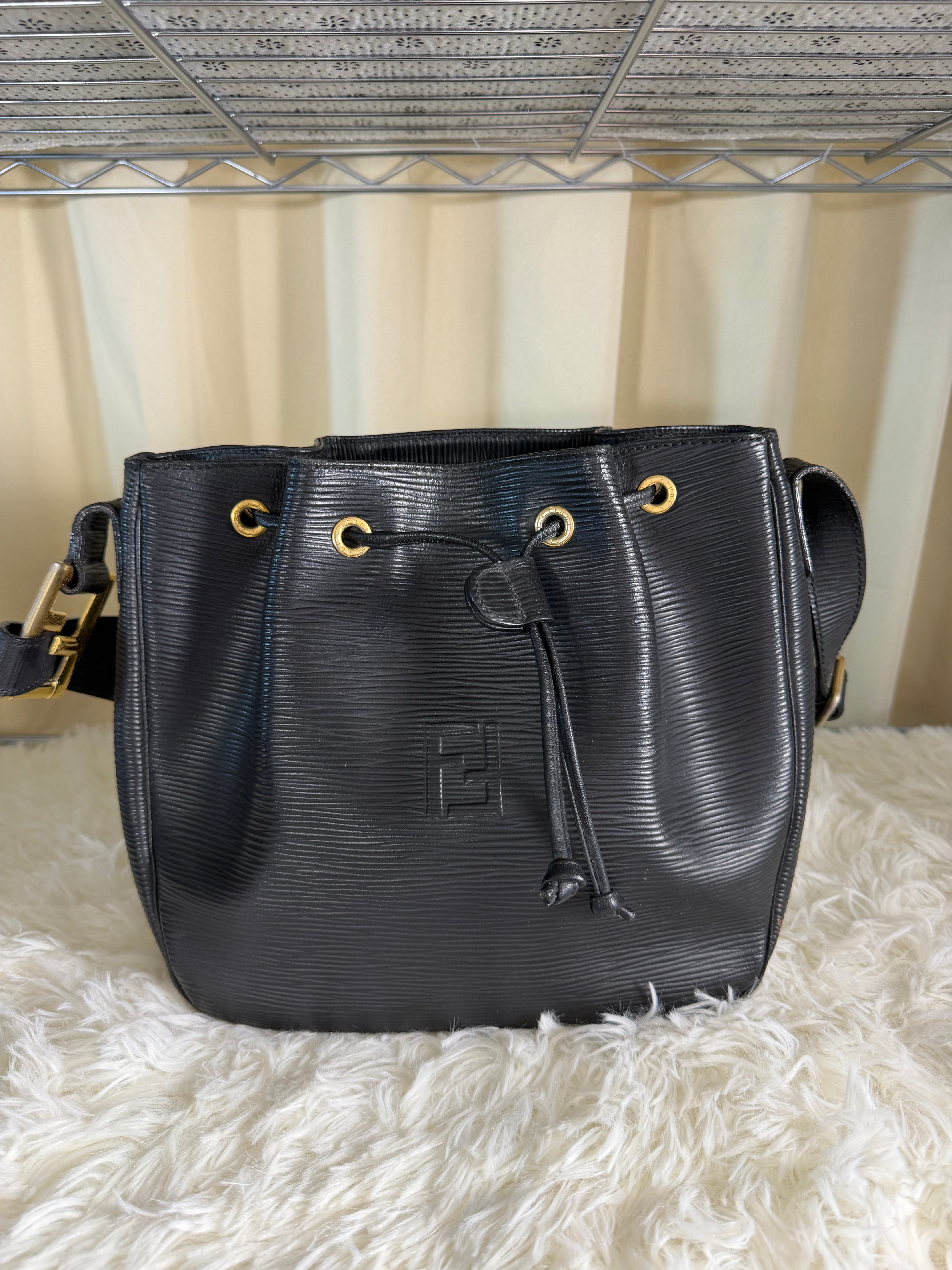 Borsa a Secchiello Vintage di Fendi in Pelle Nera