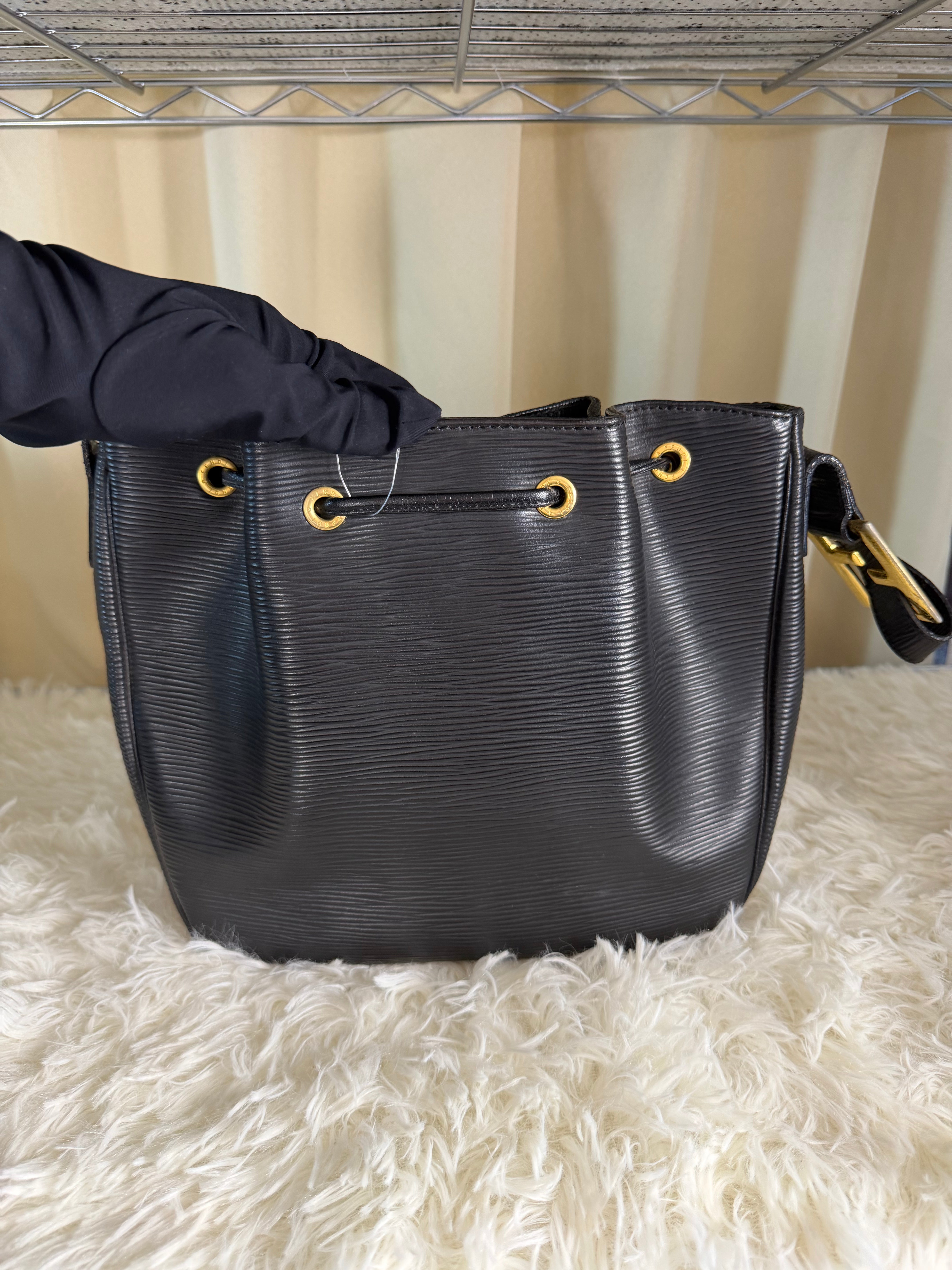 Borsa a Secchiello Vintage di Fendi in Pelle Nera
