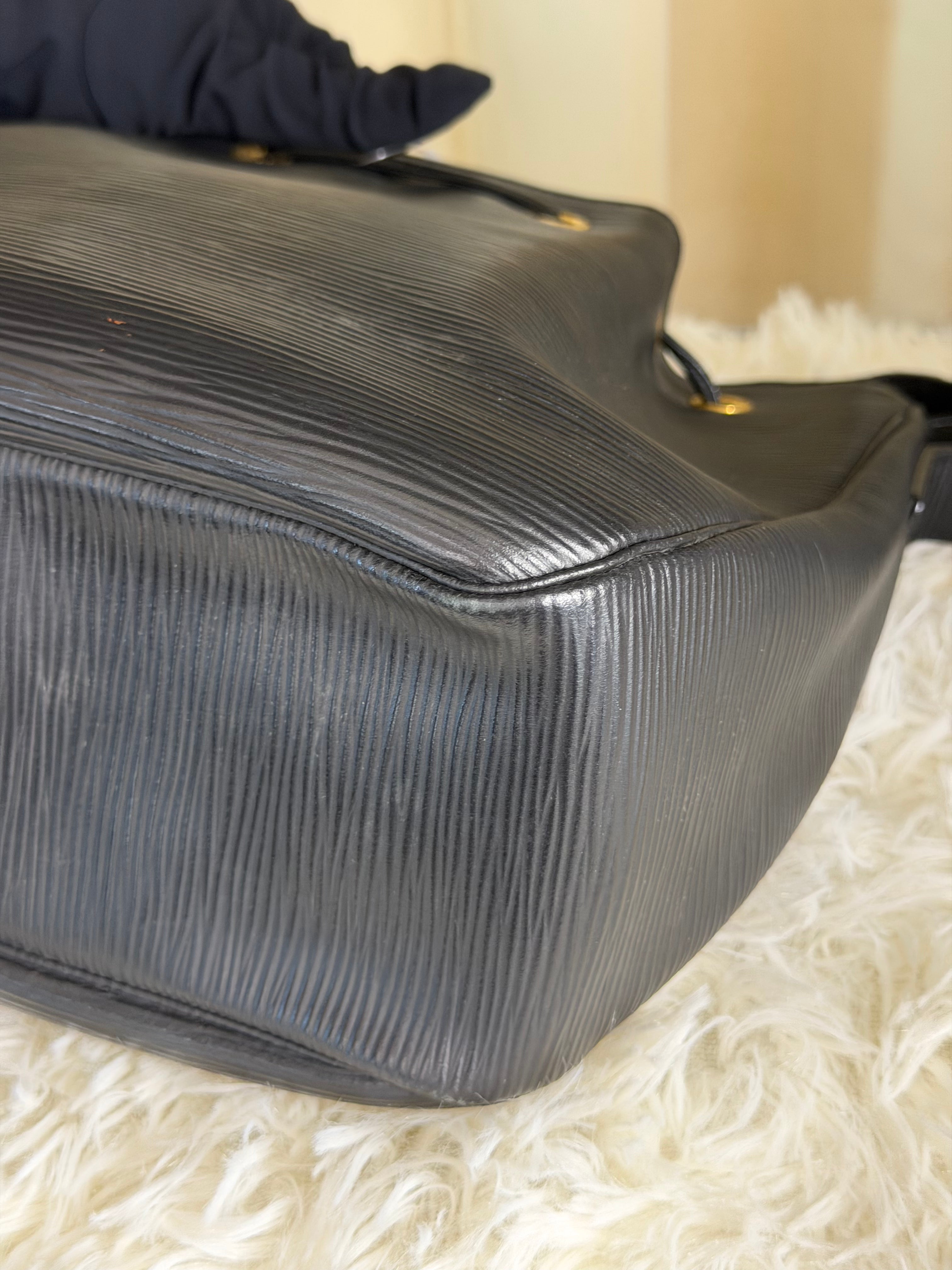 Borsa a Secchiello Vintage di Fendi in Pelle Nera
