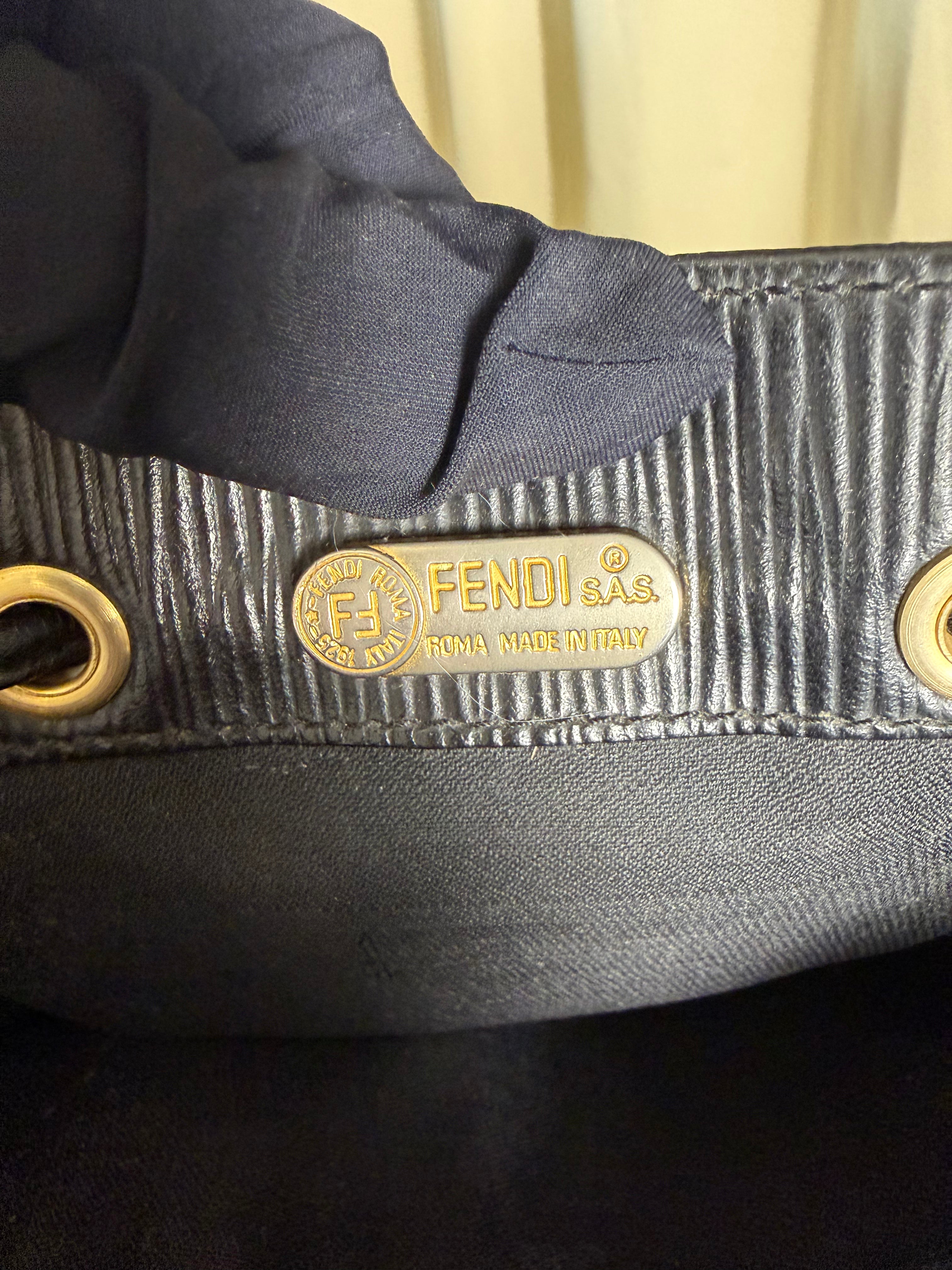 Borsa a Secchiello Vintage di Fendi in Pelle Nera