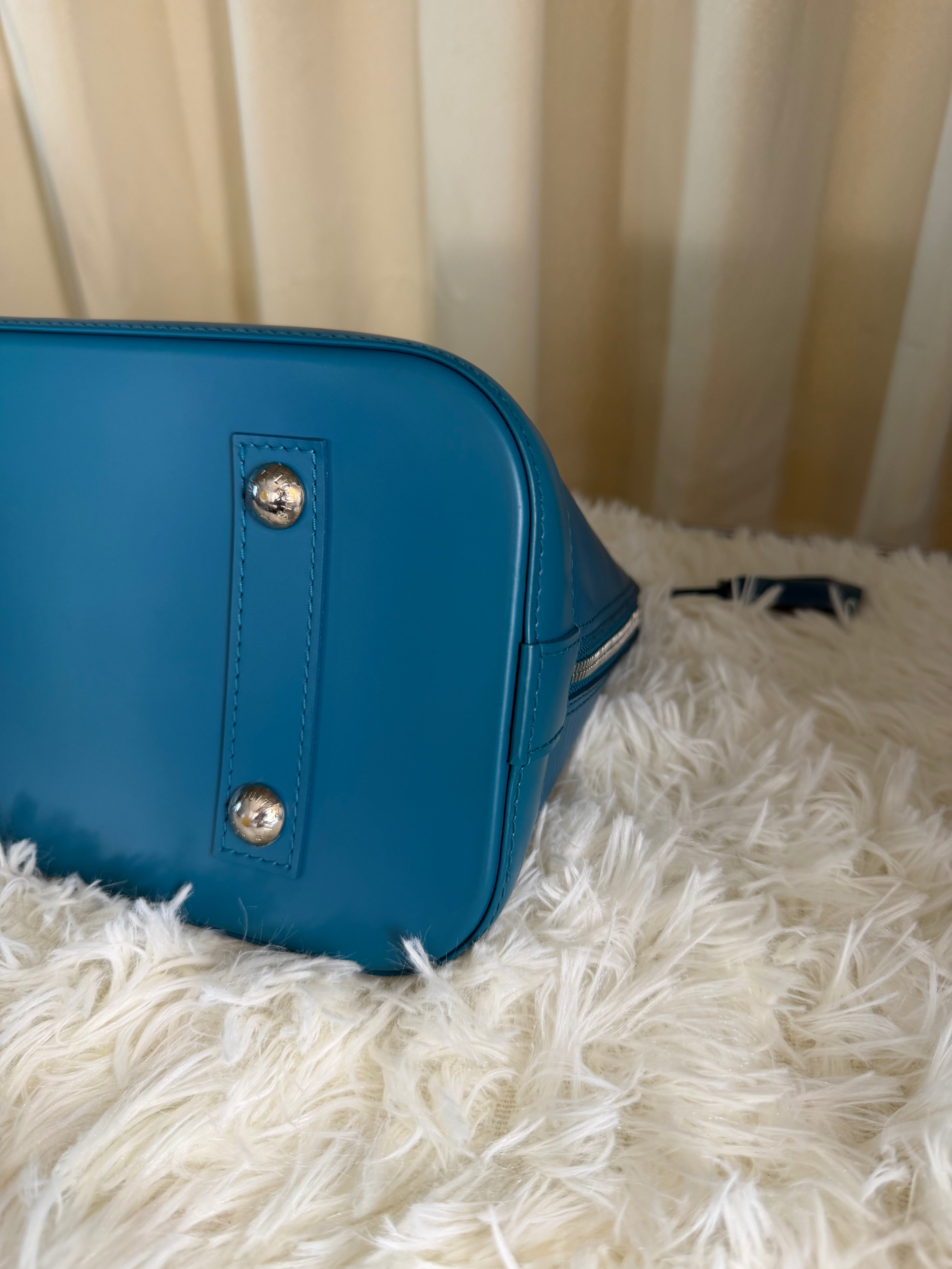 Borsa Louis Vuitton Alma in Pelle Epi di Colore Turchese