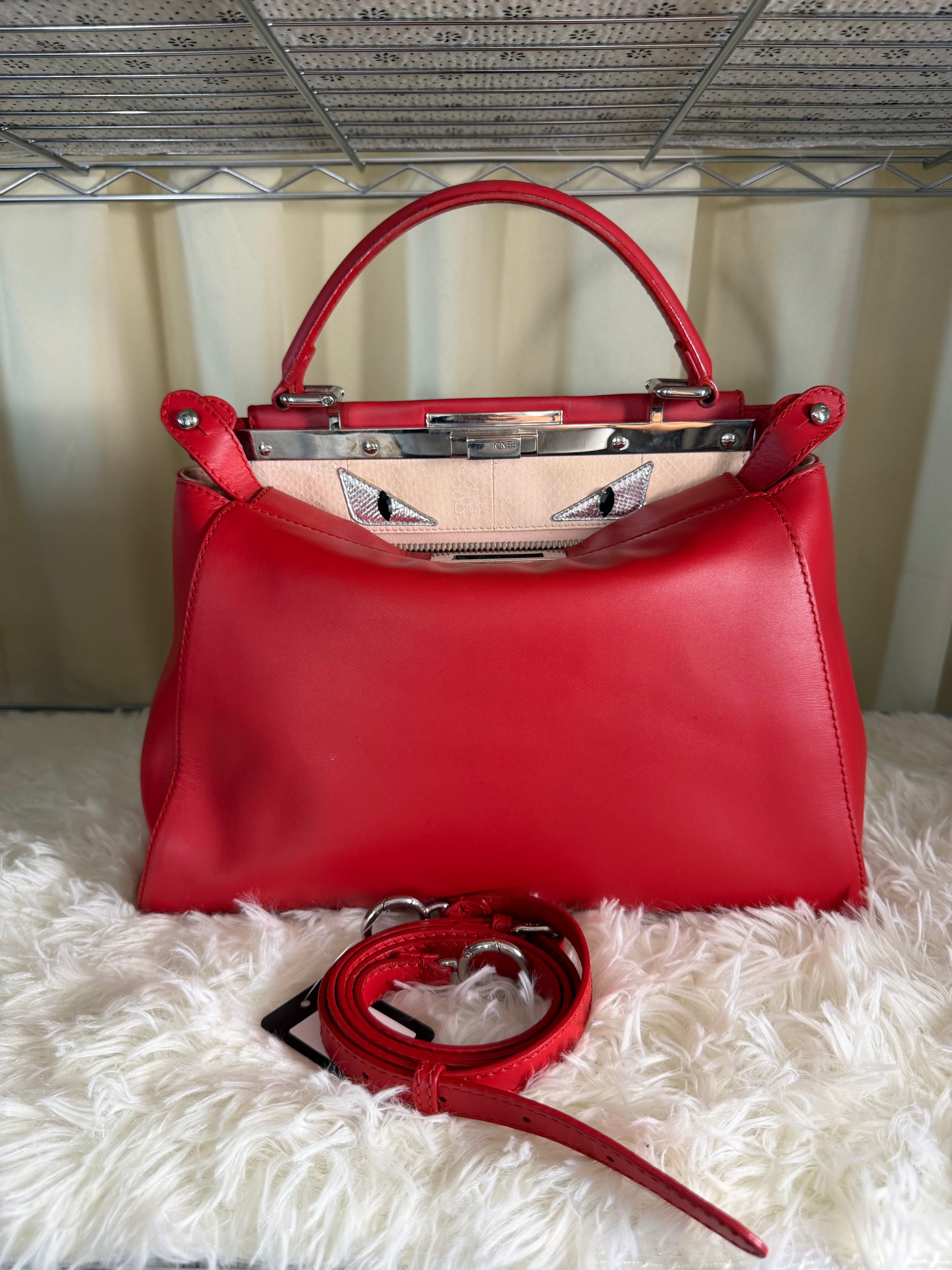 Borsa Fendi Peekaboo in Pelle Rossa con Dettaglio degli Iconici Occhi "Bag Bugs"